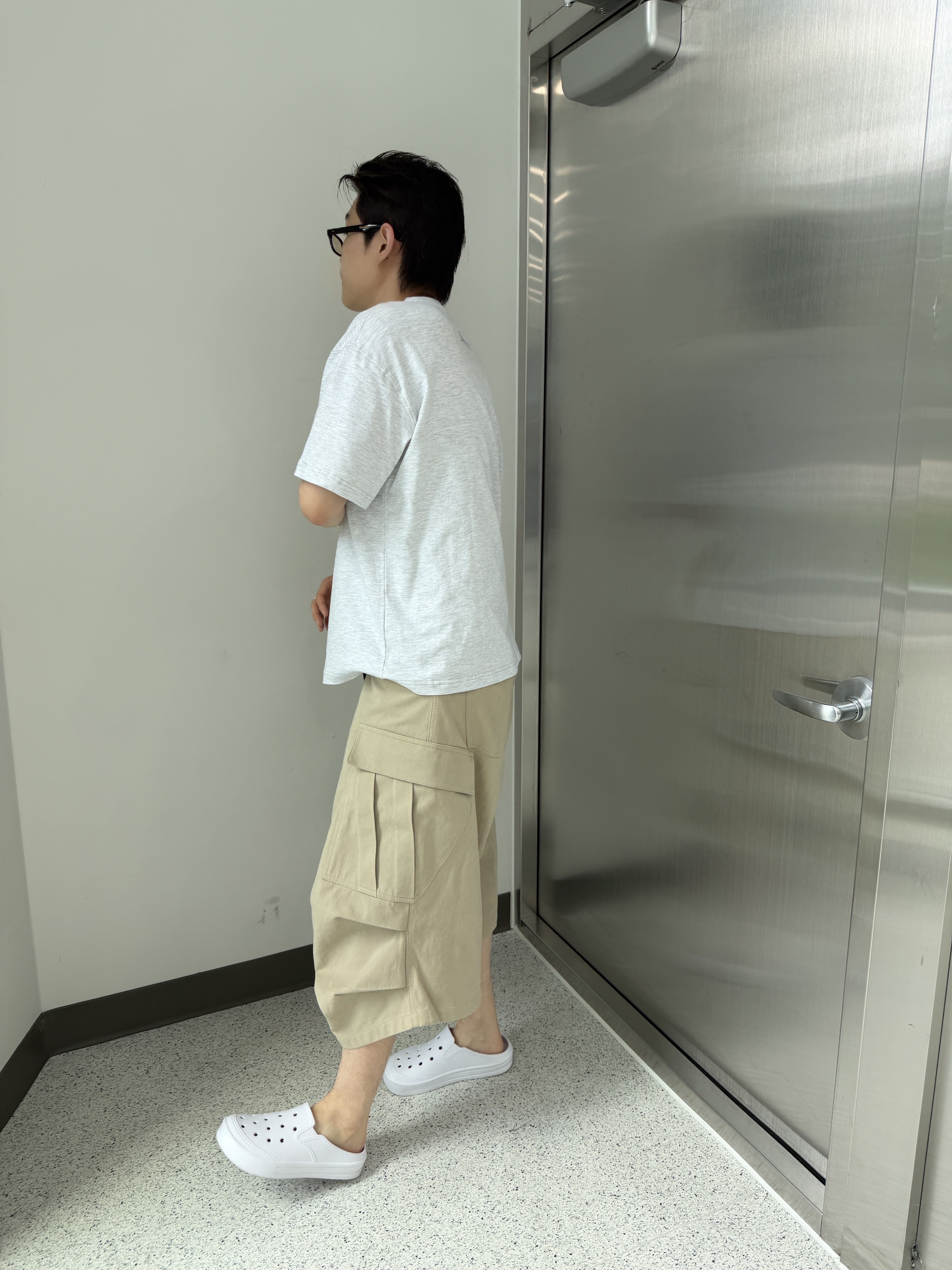 Nonnod Vacances T-Shirt White Melange, Nonnod Side cargo shorts Beige 착용 스타일 - 2