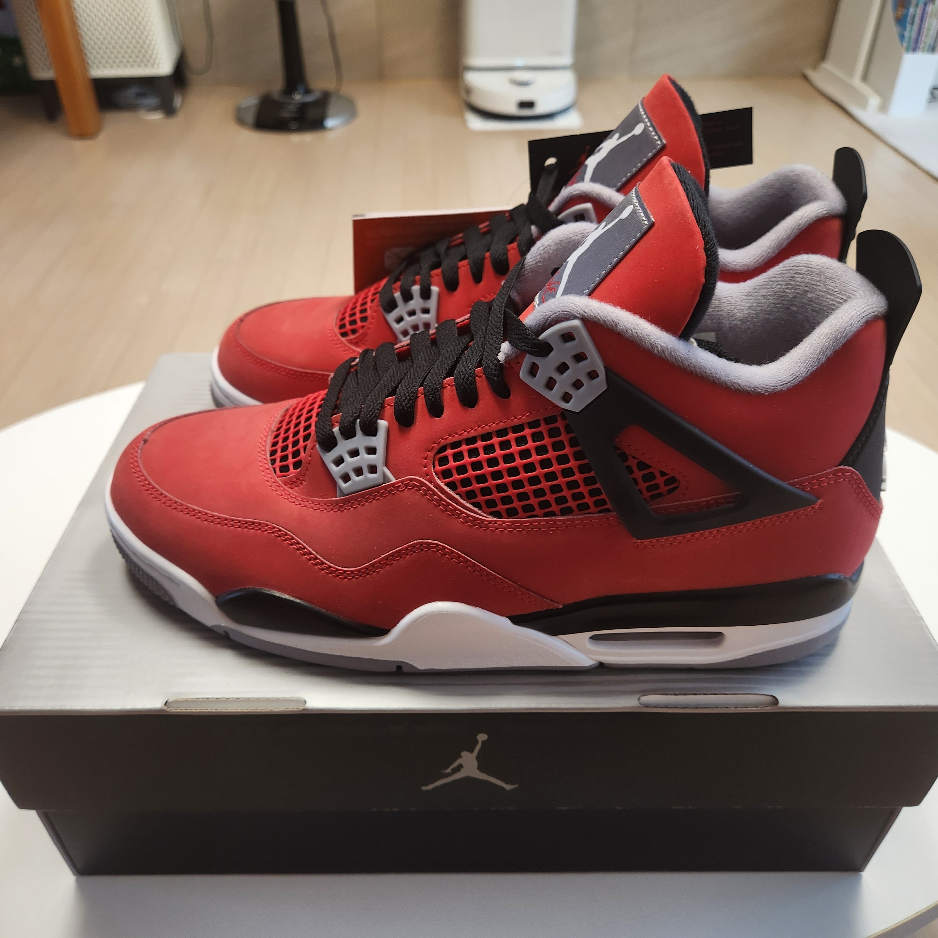 Jordan 4 Toro Bravo Fire Red and Black 2026 착용 스타일 - 2