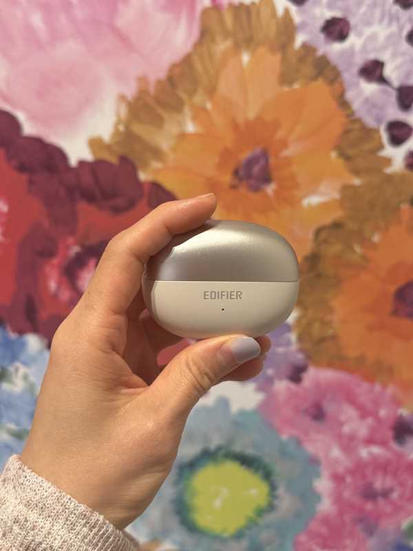 Edifier Comfo Bass Open-Ear Bluetooth Earbuds - Silver 착용 스타일 - 6