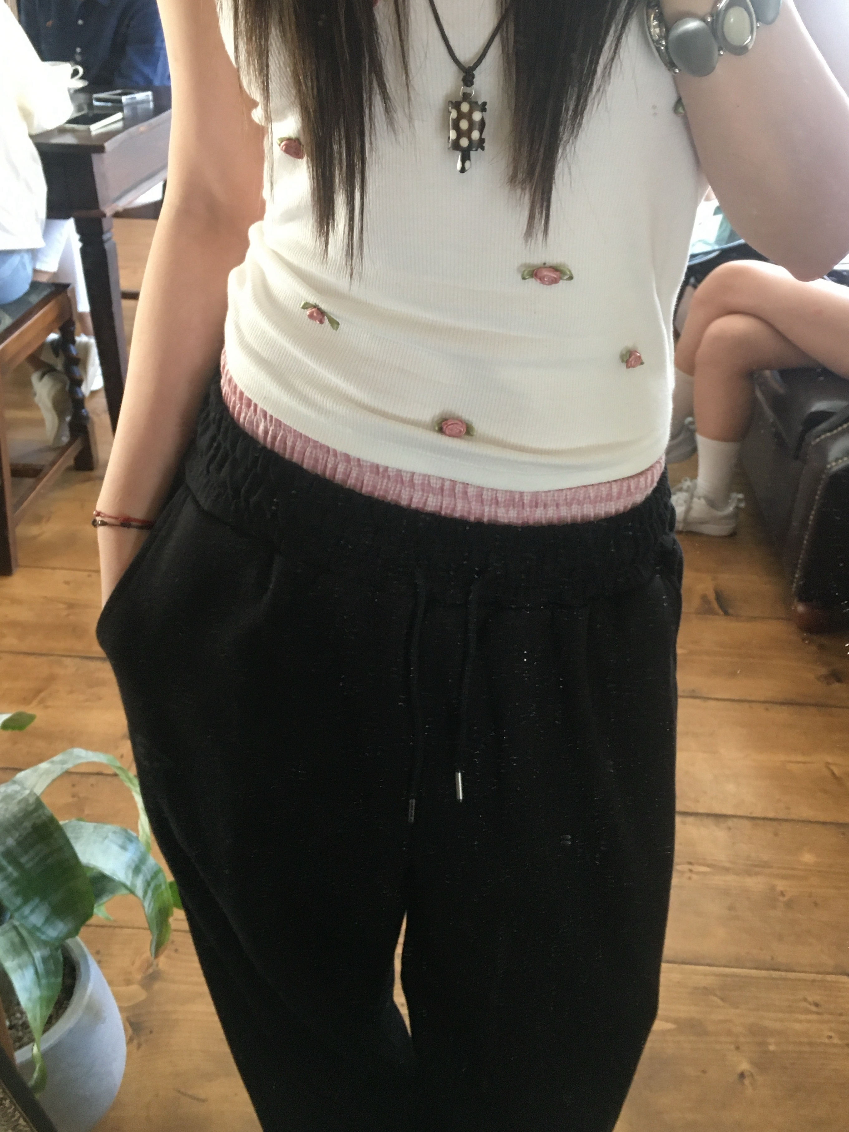SLEEKGLOW Love Emoji Check Layered Sweatpants Black 착용 스타일 - 2