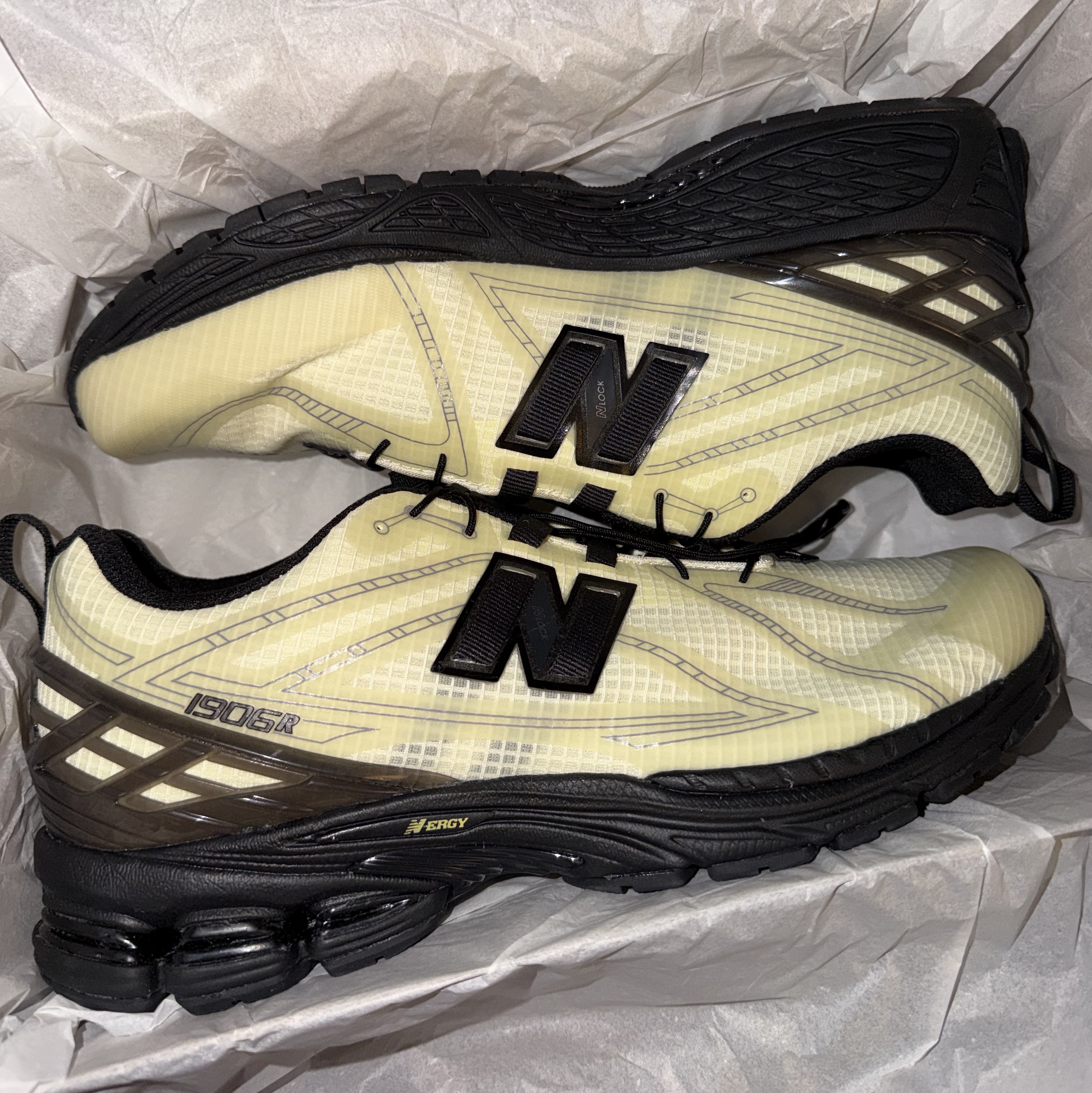 New Balance 1906R Pistachio Butter Morel 착용 스타일