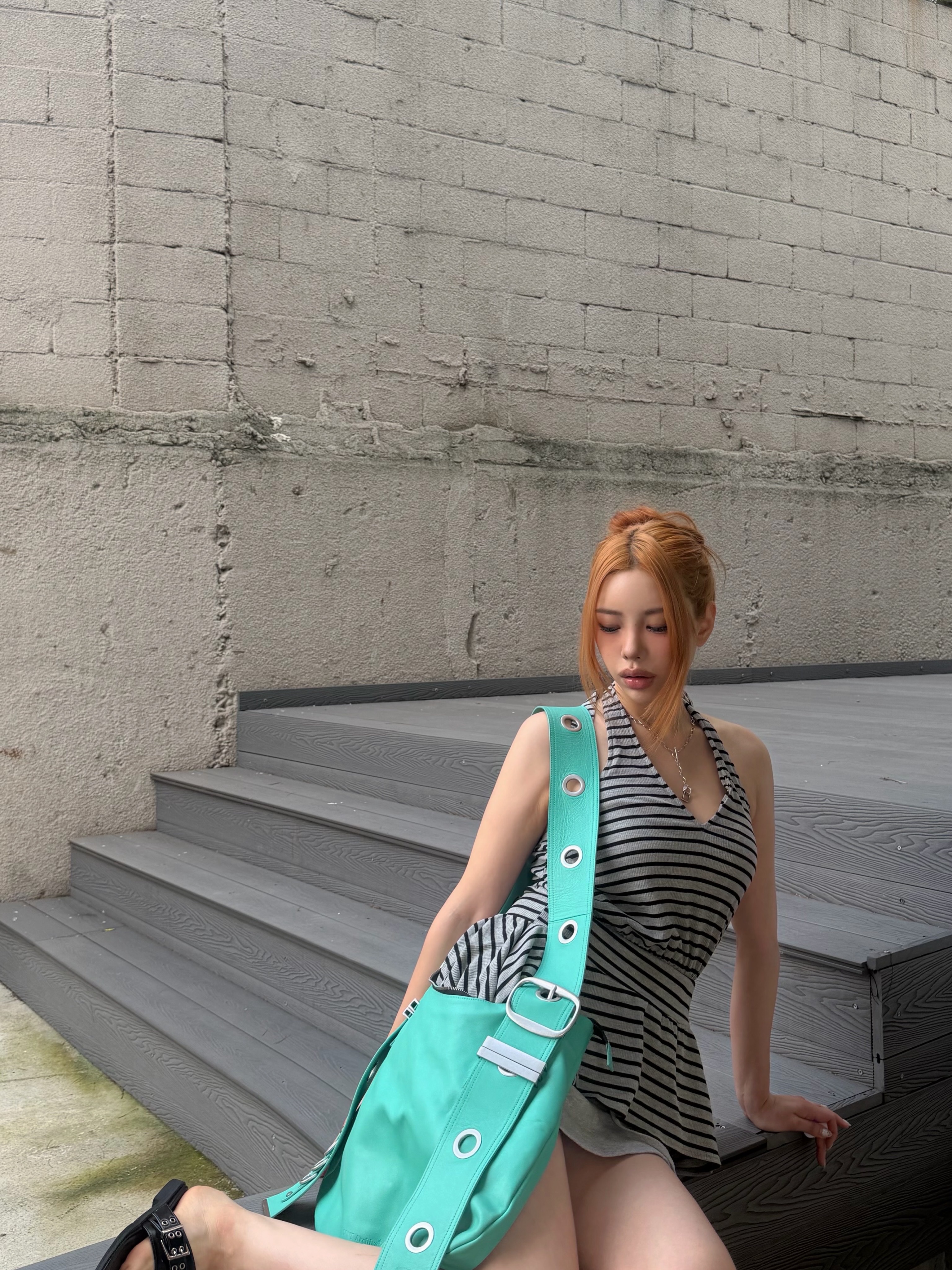 Vacant Archive Bella Wide Strap Hobo Bag Teal Blue 착용 스타일 - 2
