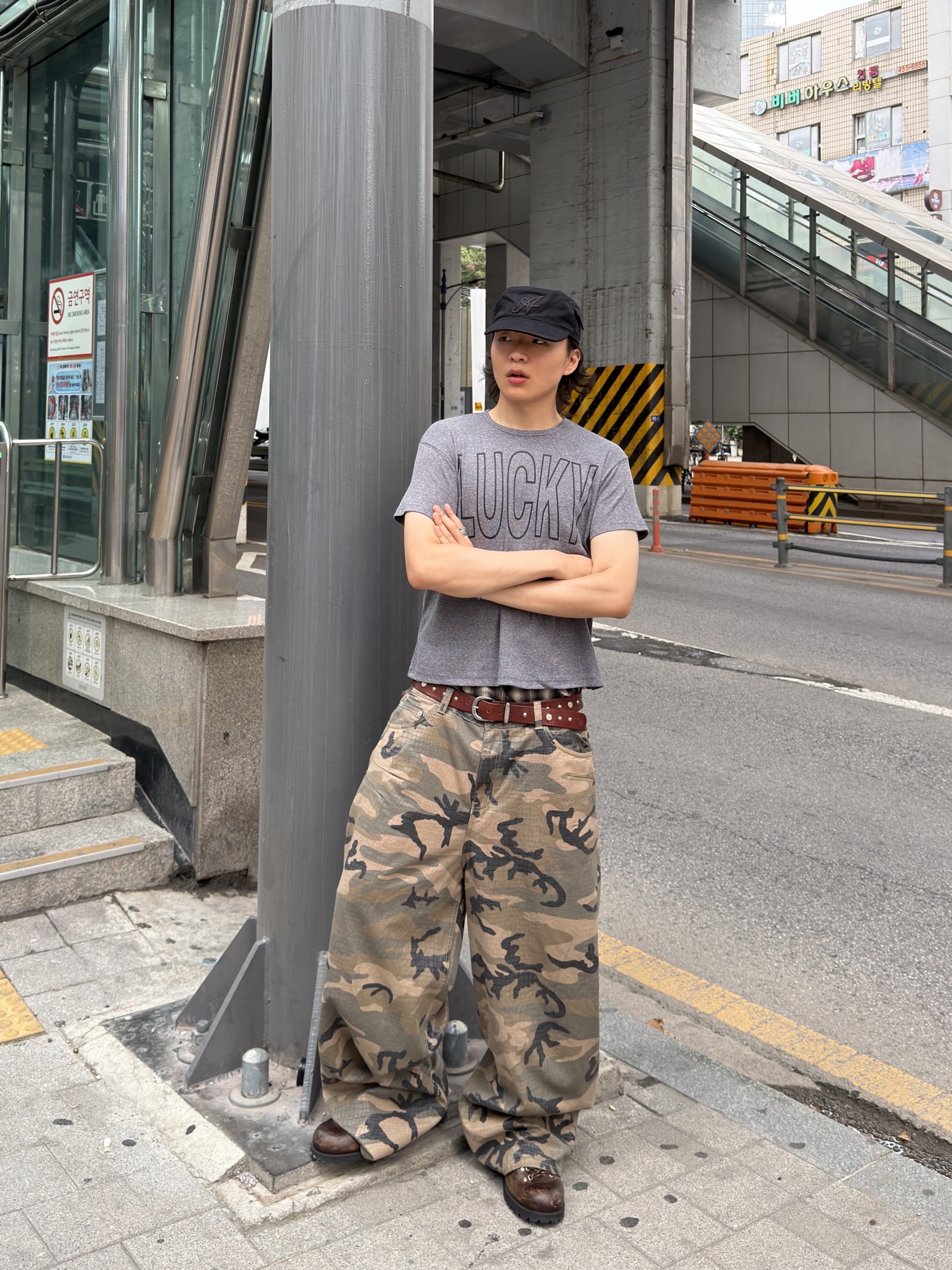 I FEEL LUCKY Lucky Waffle T-Shirt Beige Gray 착용 스타일 - 4