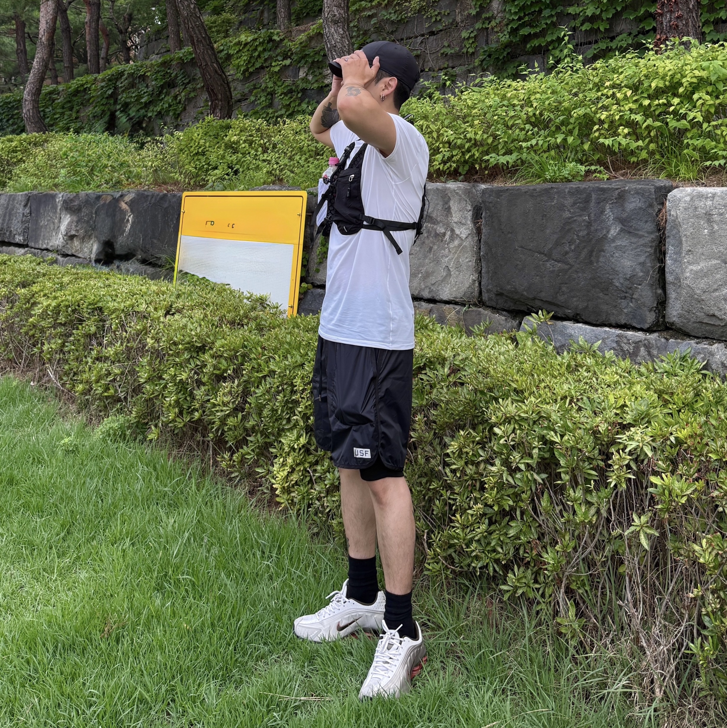 Nike Shox R4 Vast Grey Dusty Peach, Uniqlo Airism Crewneck T-Shirt White - JP 착용 스타일 - 2