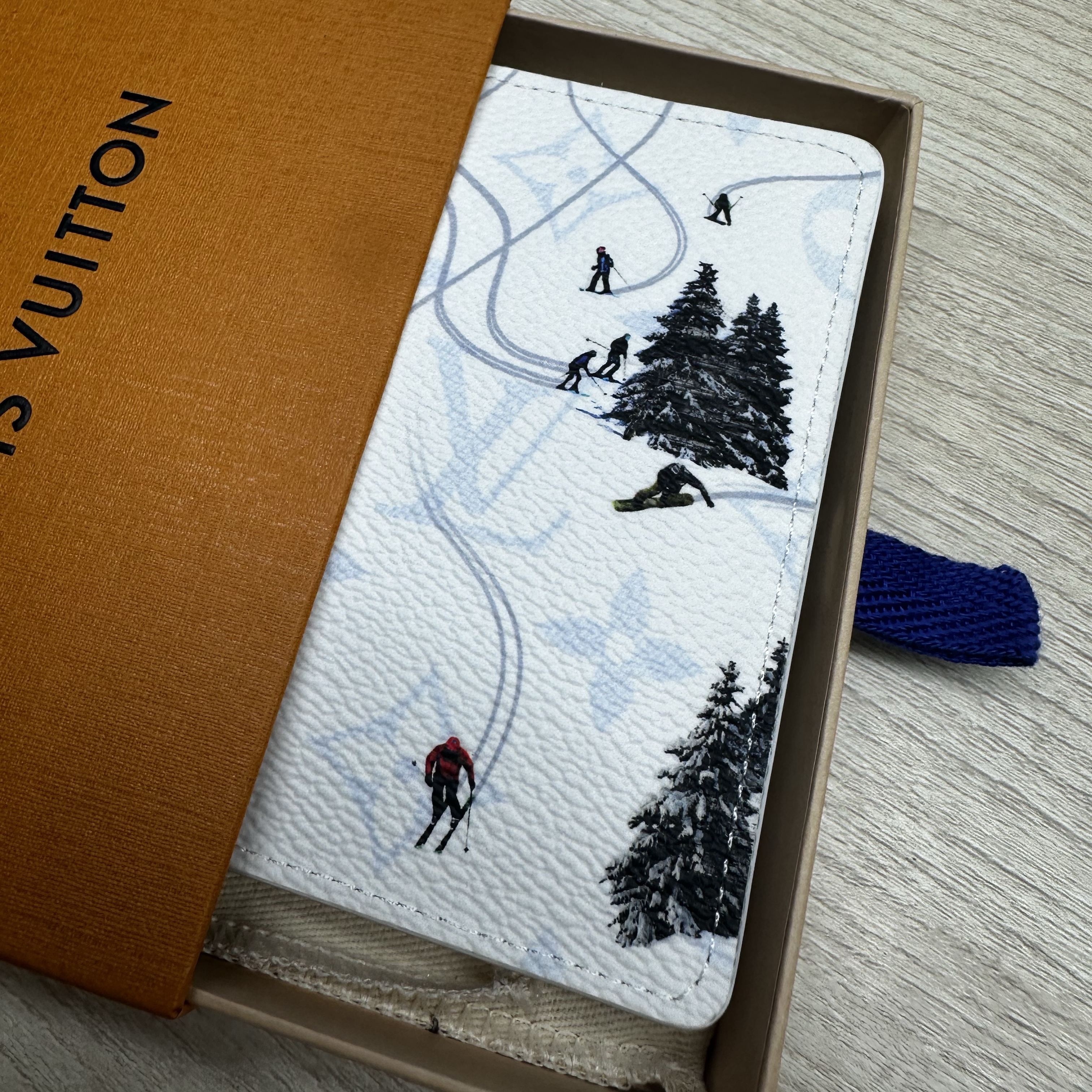 Louis Vuitton Pocket Organizer White 착용 스타일