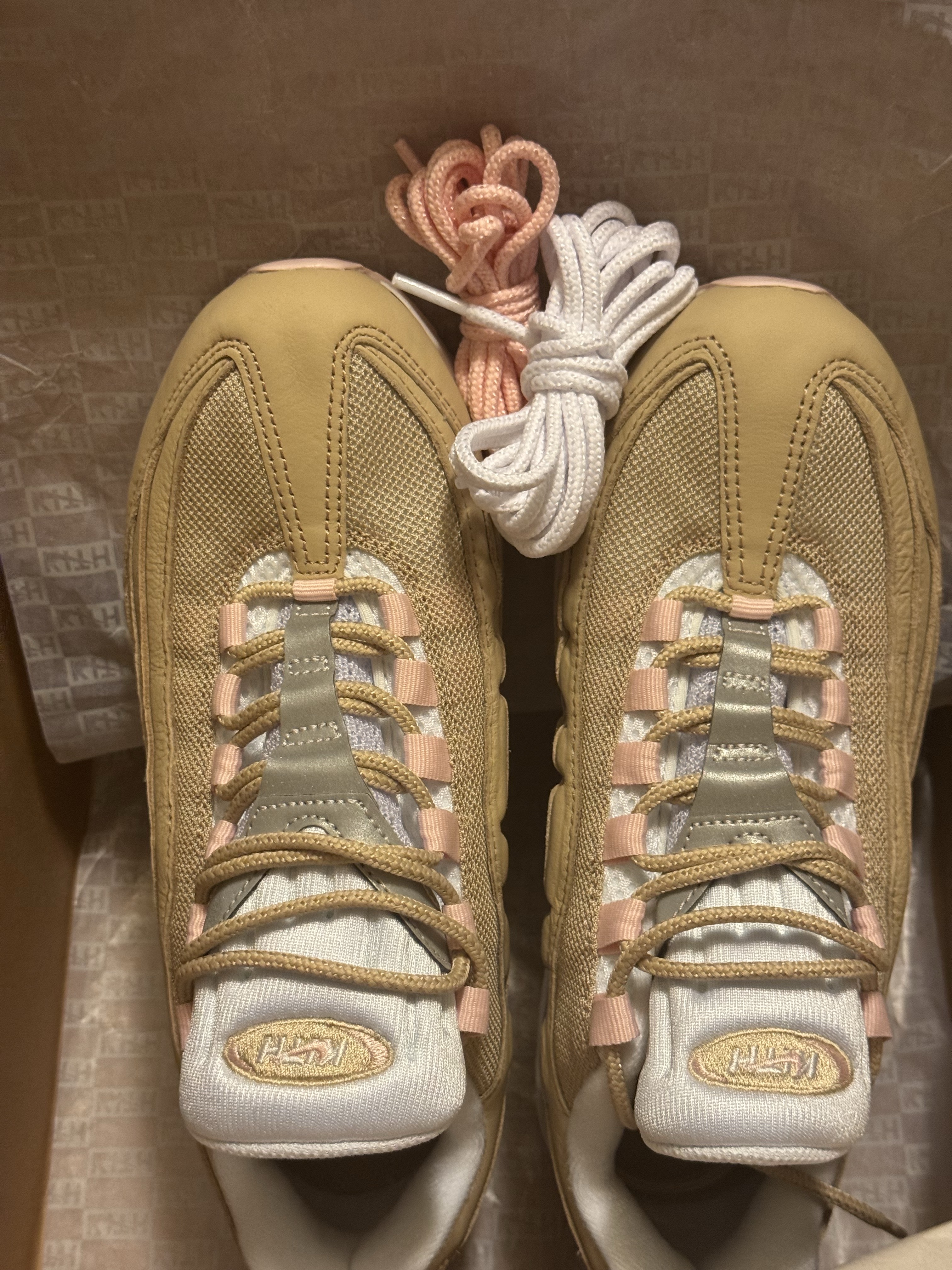 (GS) Nike x Kith Air Max 95 Linen 2026 Atmosphere White, Palace x Nike England Dri-Fit Strike Drill Top Pewter Grey Cool Grey 착용 스타일 - 4