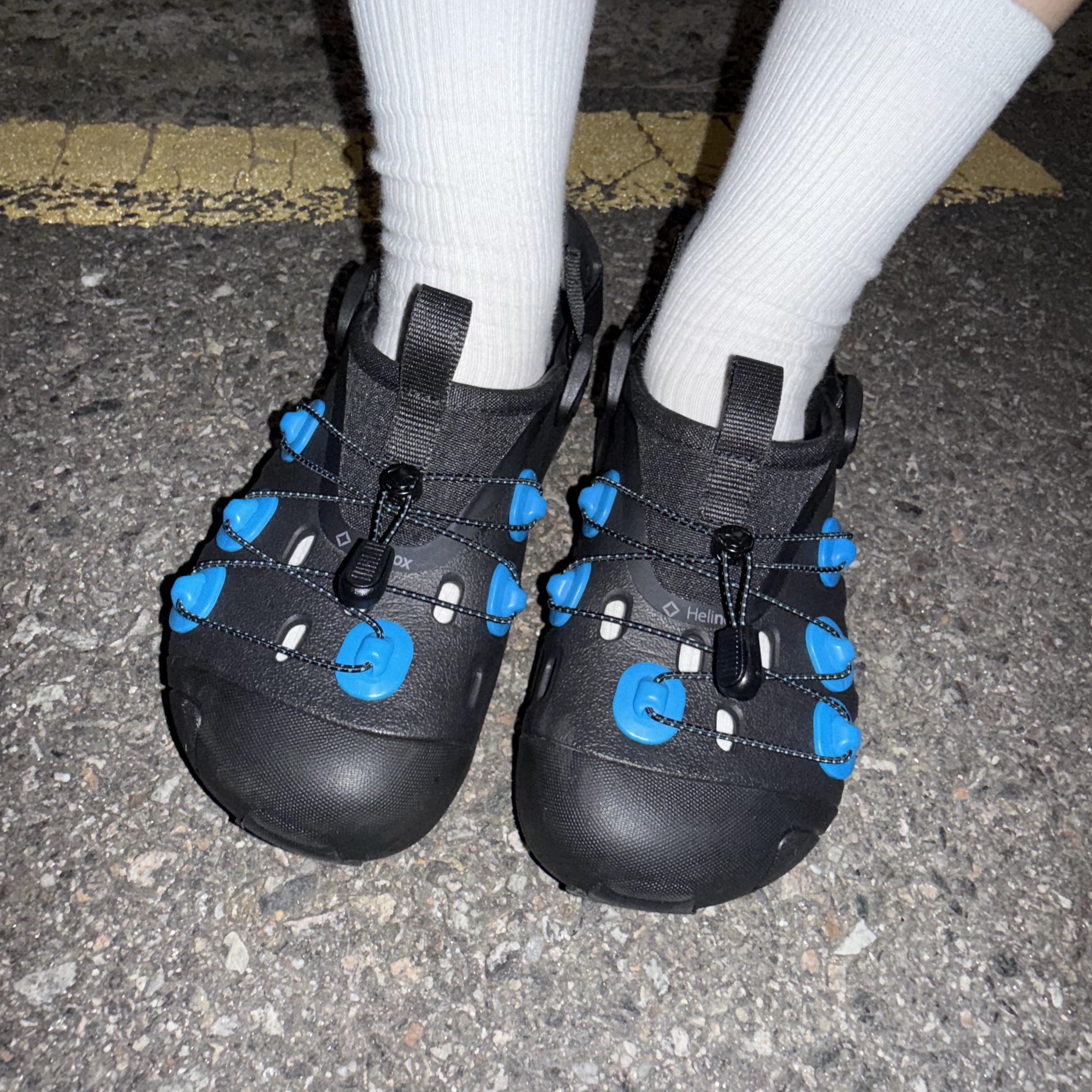 Crocs x Helinox Quick Trail Clog Black 착용 스타일