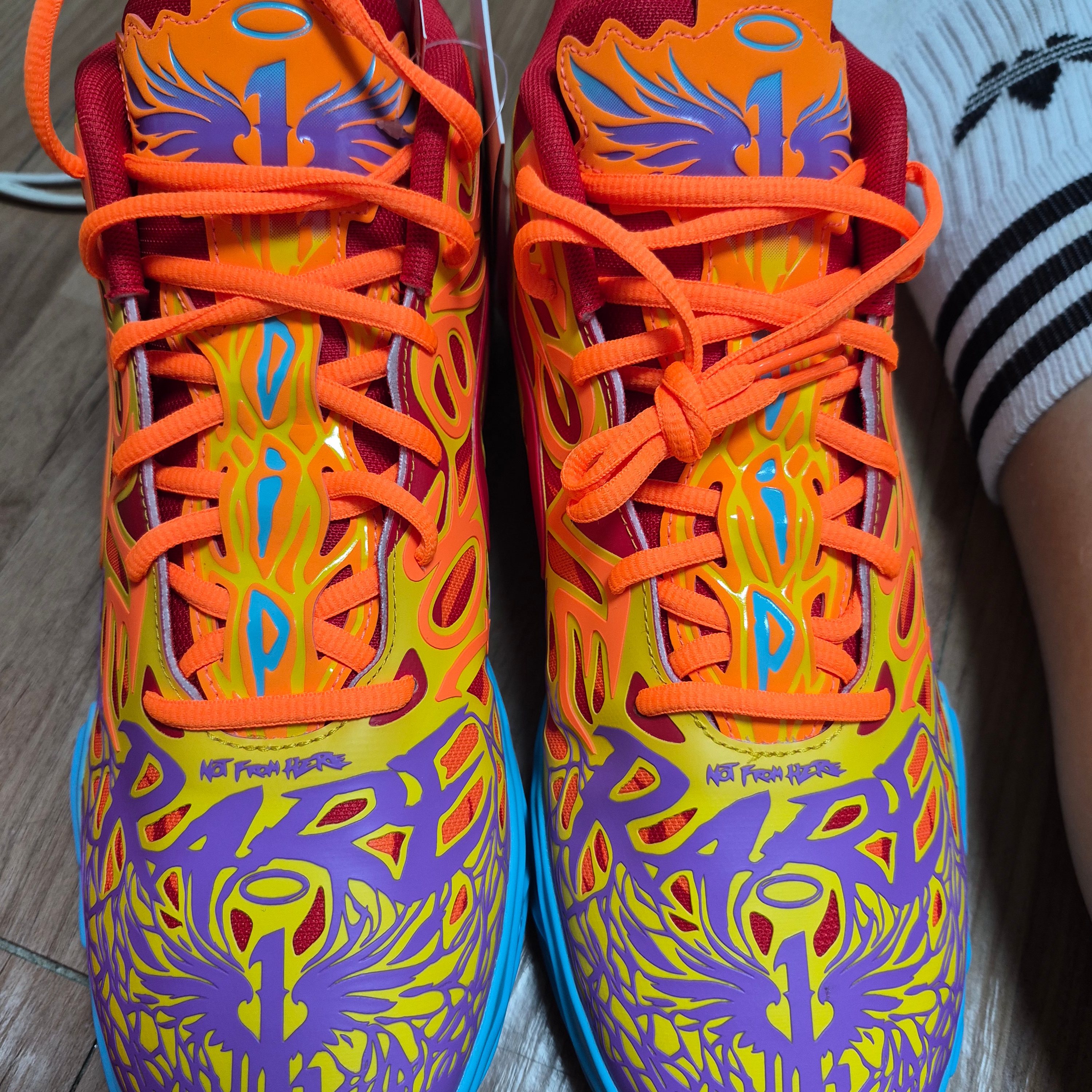 Puma MB.04 Lamelo Ball Phoenix Basketball Red Orange Blue 착용 스타일
