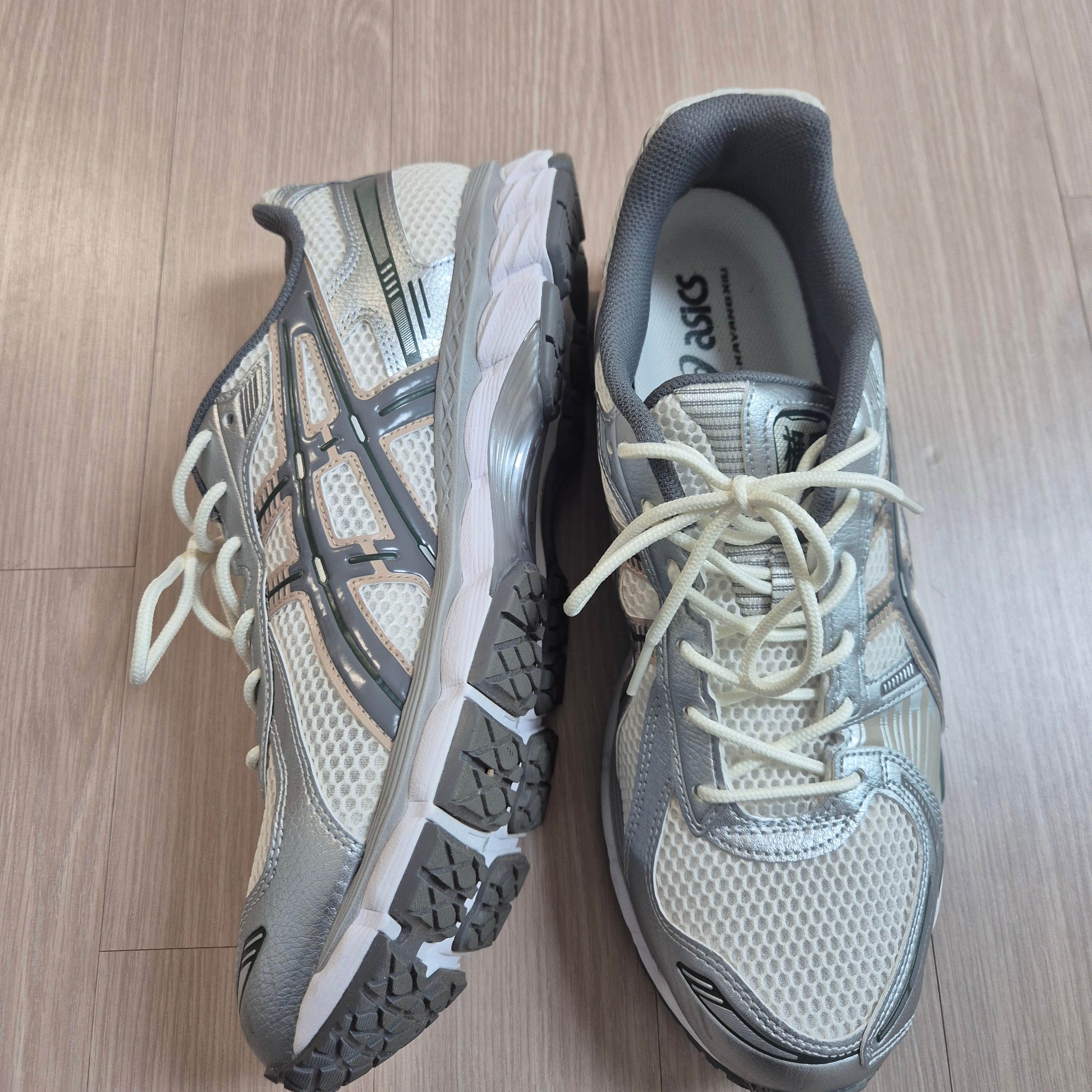 Asics Gel-Kayano 12.1 Cream Carbon 착용 스타일 - 4