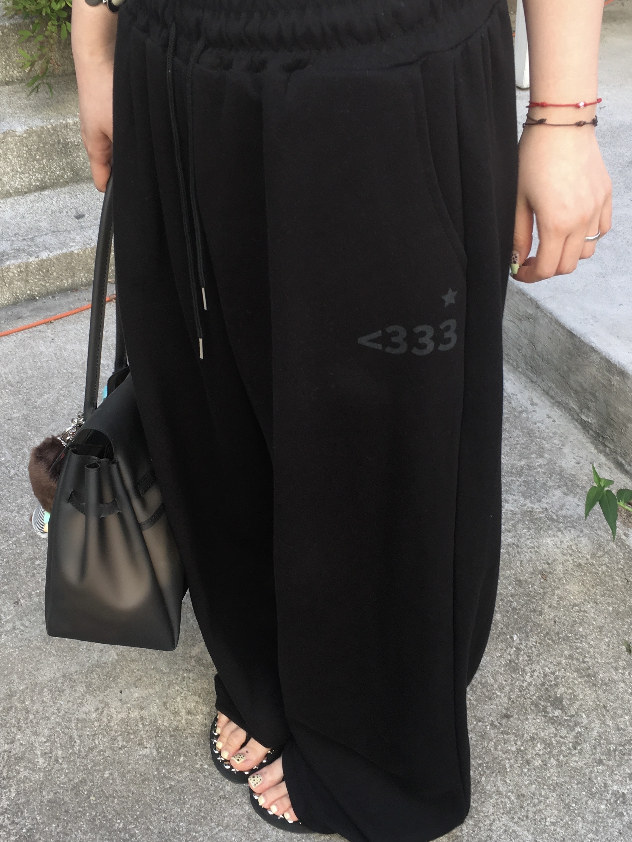 SLEEKGLOW Love Emoji Check Layered Sweatpants Black 착용 스타일 - 3