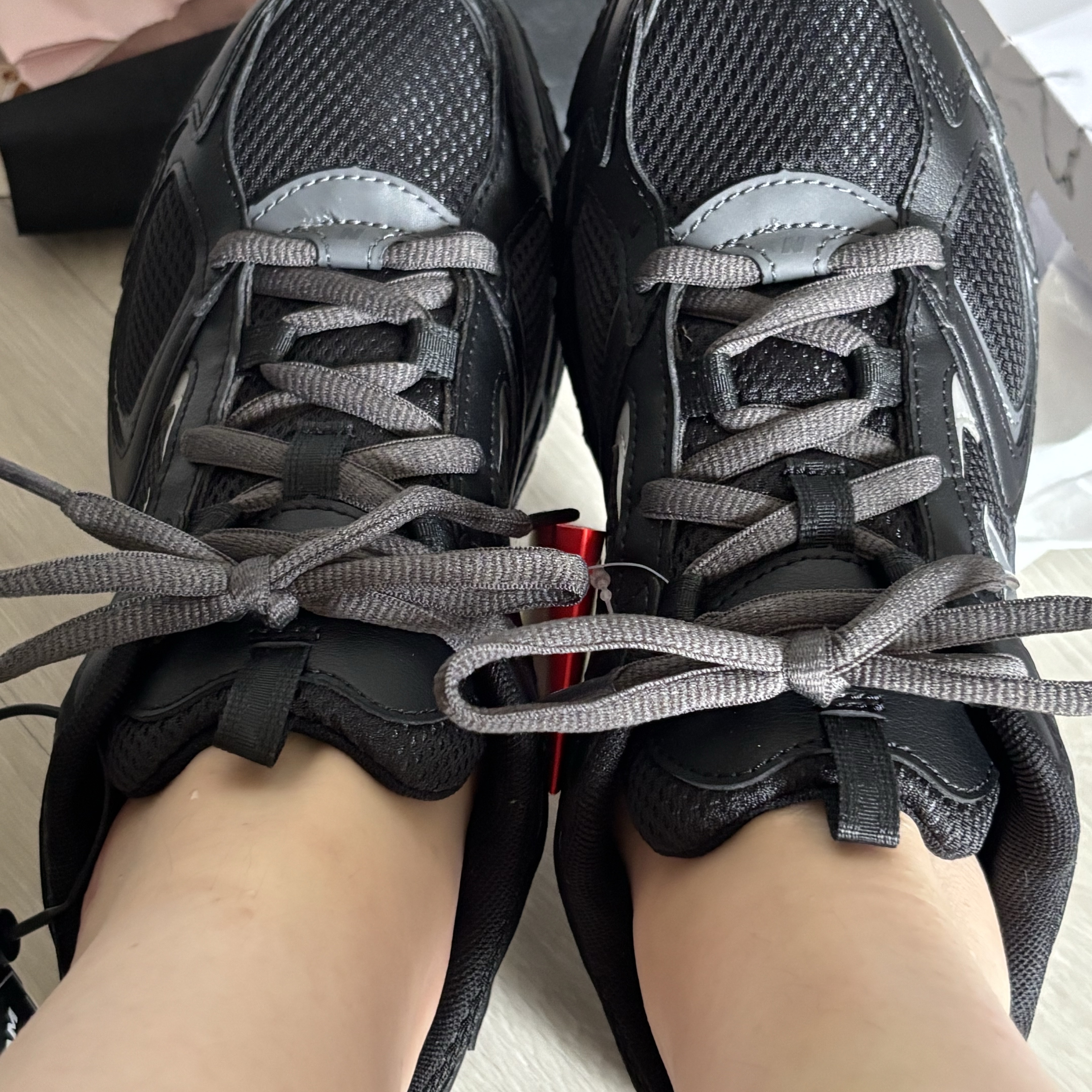 New Balance 408 Black 착용 스타일 - 1
