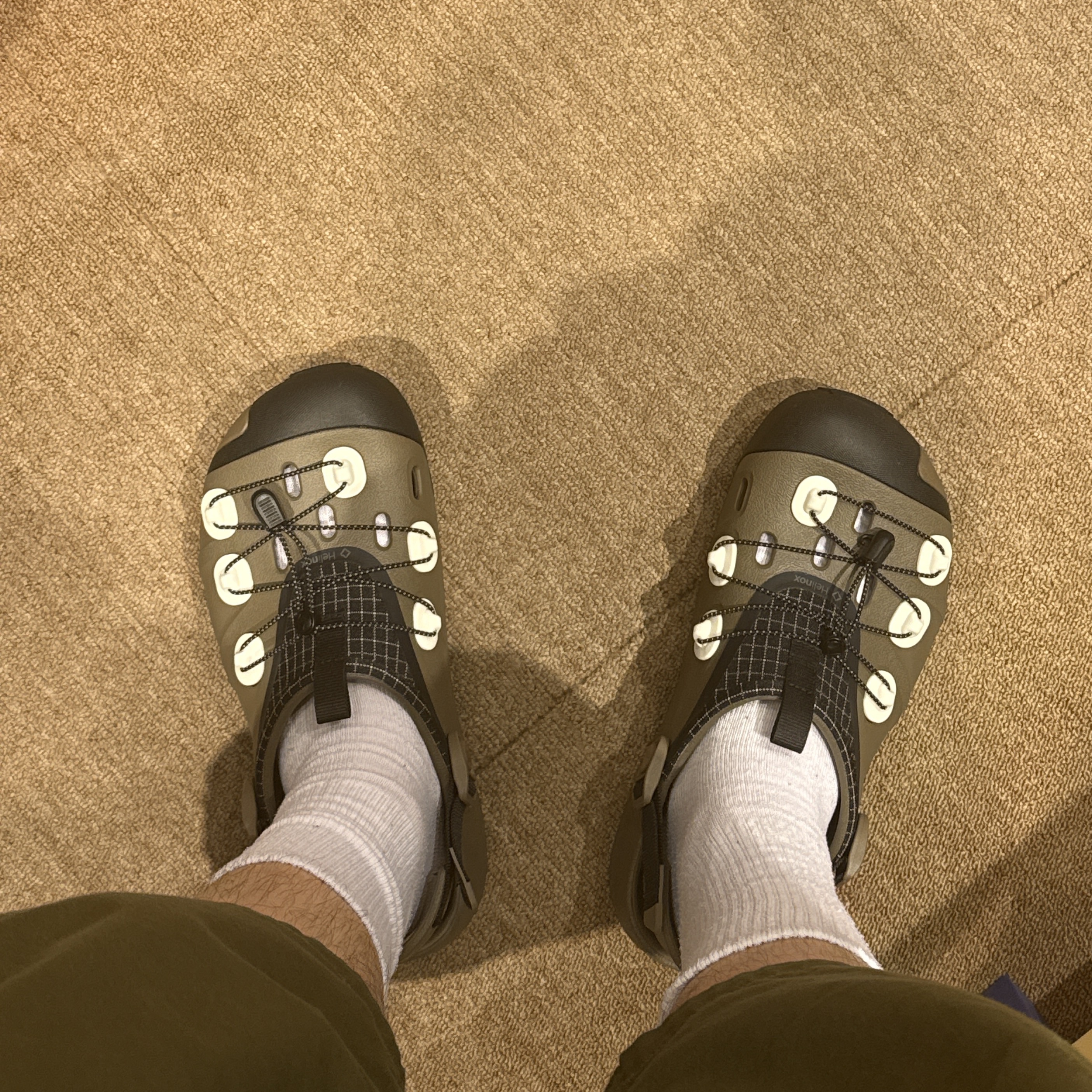 Crocs x Helinox Quick Trail Clog Walnut 착용 스타일