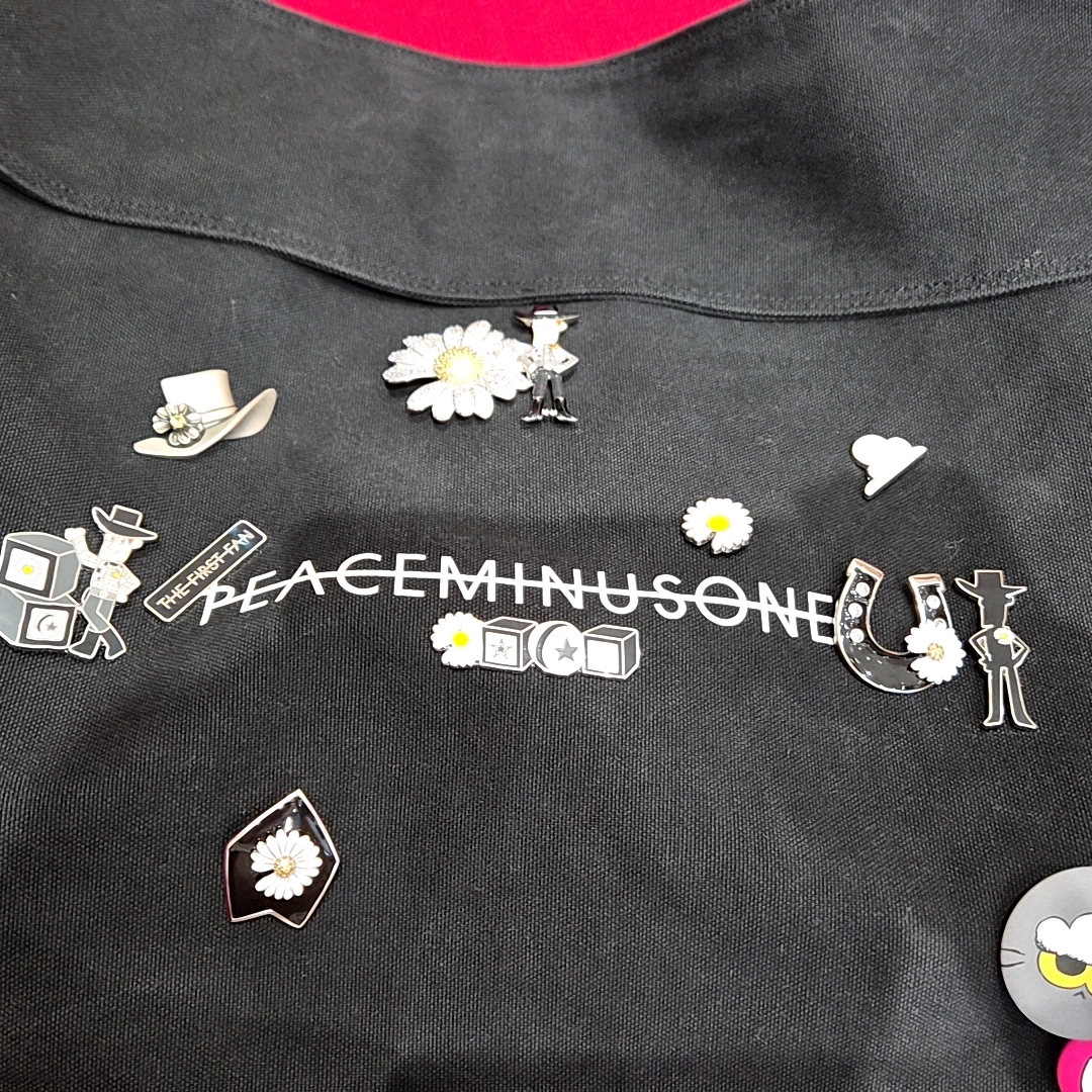 Peaceminusone x Verdy Bulldog Clip Red (Set of 2), Casetify x Peaceminusone x Toy Story The First Fan Daisy Jewel Pin - Online Exclusive 착용 스타일