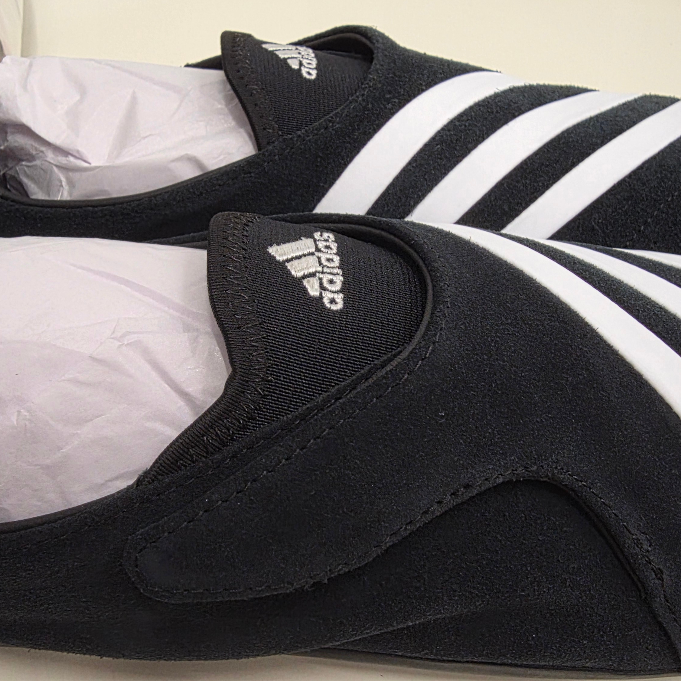 Adidas x Pharrell Williams Virginia Vario Flat Earther Core Black Cloud White 착용 스타일