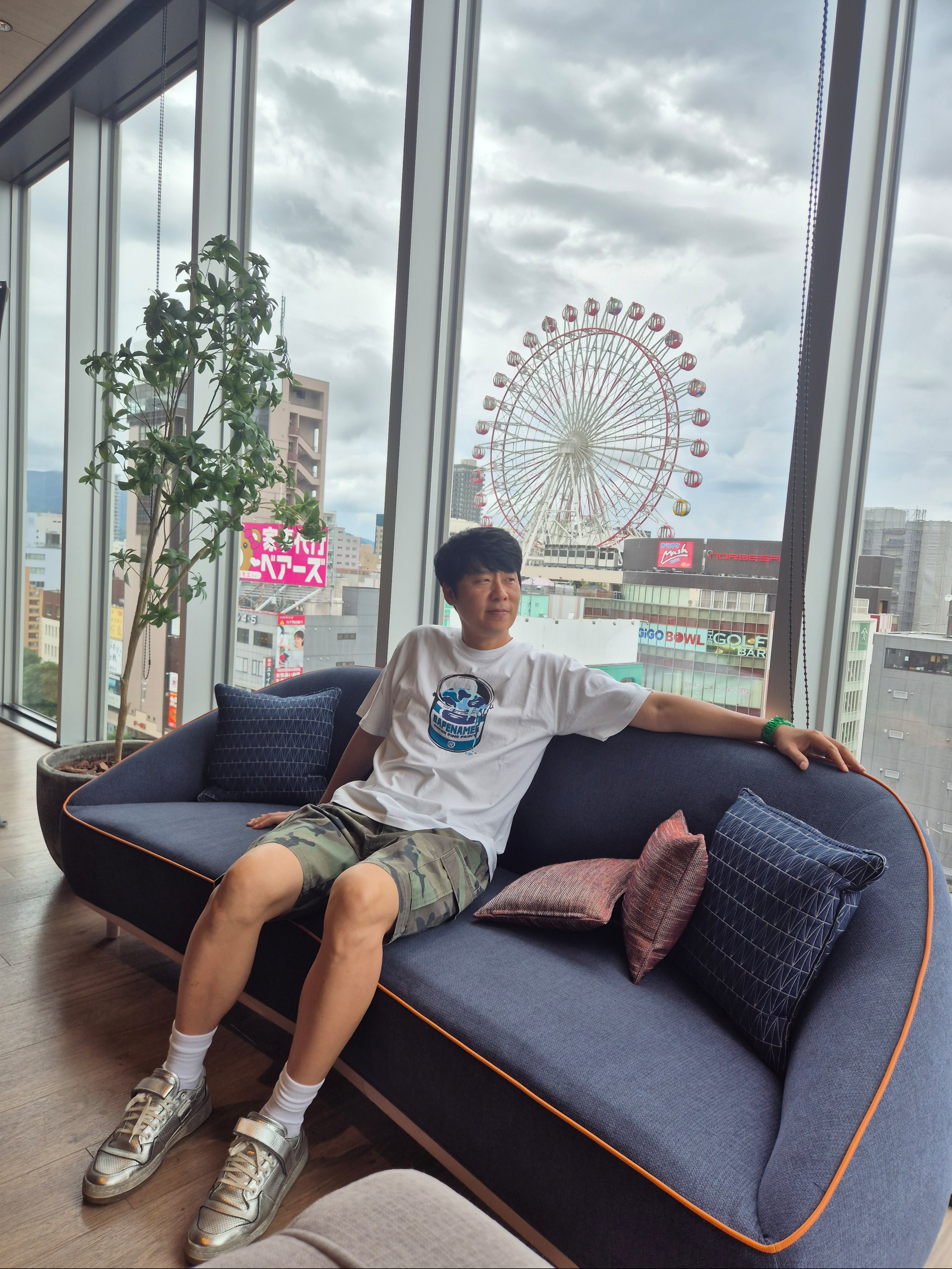 BAPE ABC Camo Paint Can T-Shirt White Blue 착용 스타일 - 1