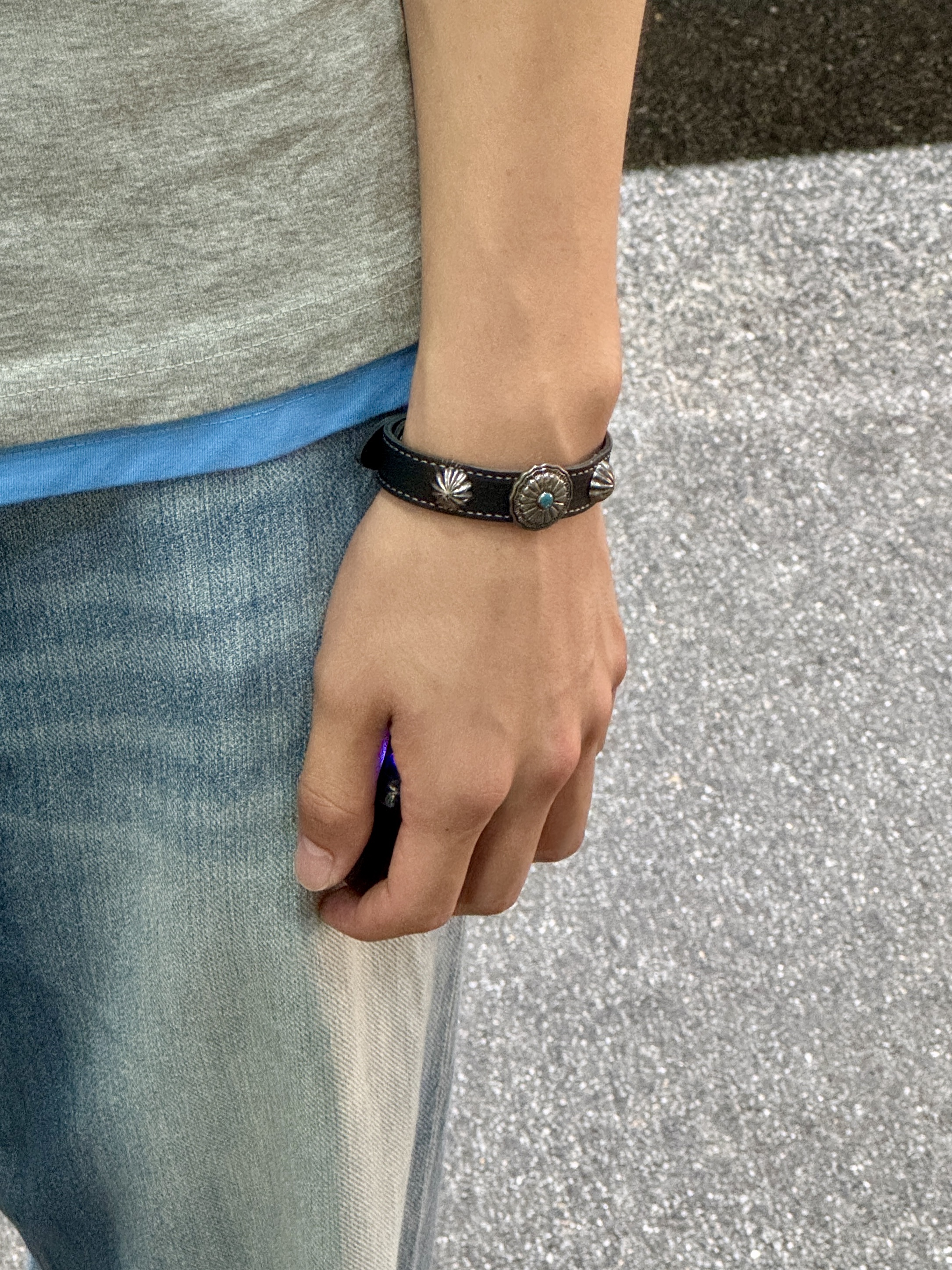 Ogarp Cow Leather Stud Bracelet Black 착용 스타일 - 3