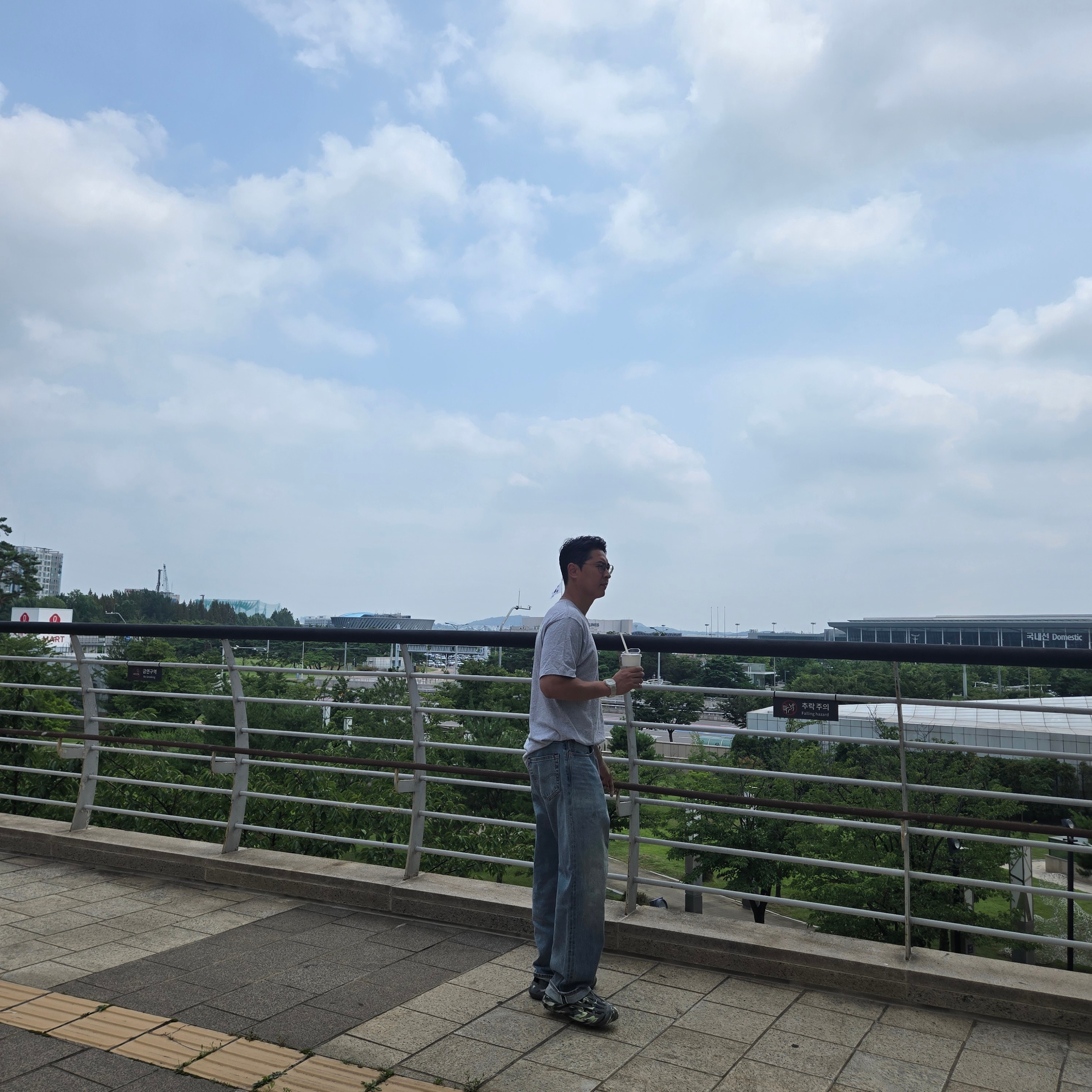 Adidas Lightblaze Moc Grey Four Core Black, Levi's x Nike Baggy Jeans Light Blue 착용 스타일 - 3
