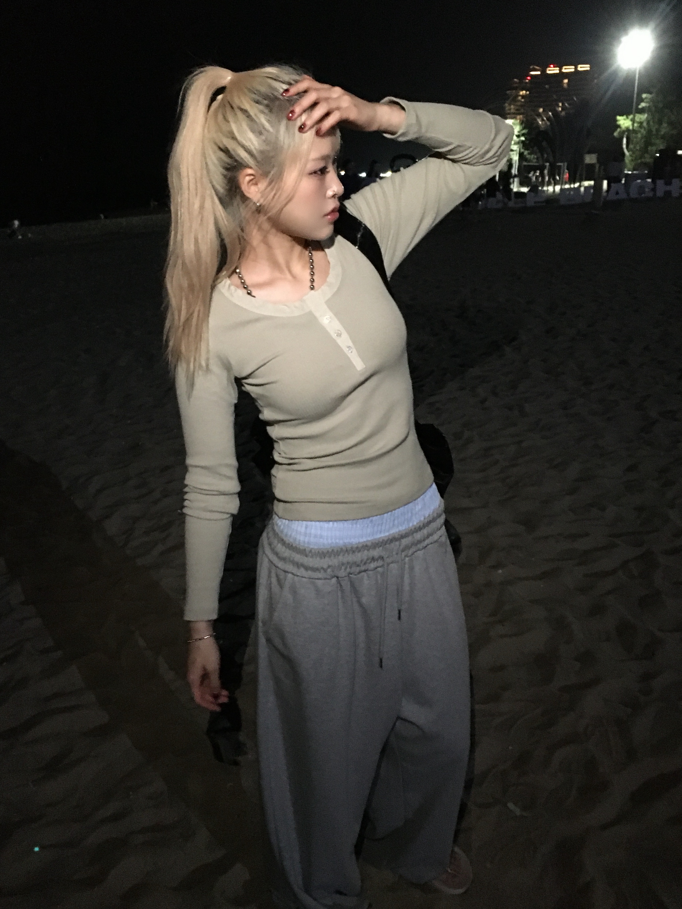 SLEEKGLOW Love Emoji Check Layered Sweatpants Gray 착용 스타일 - 3