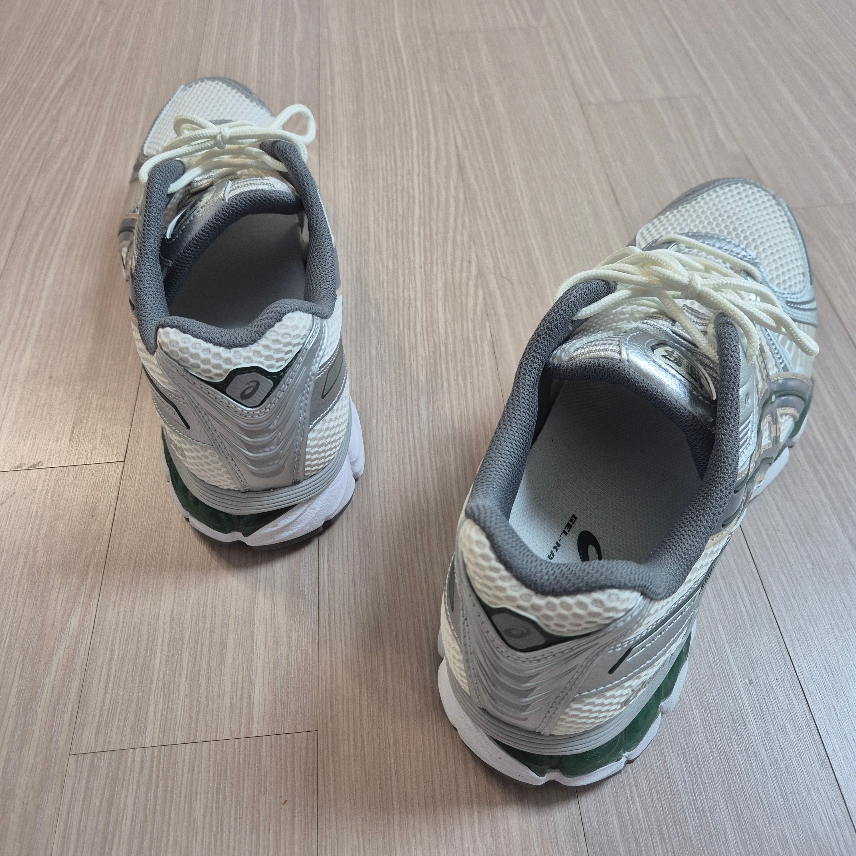 Asics Gel-Kayano 12.1 Cream Carbon 착용 스타일 - 1