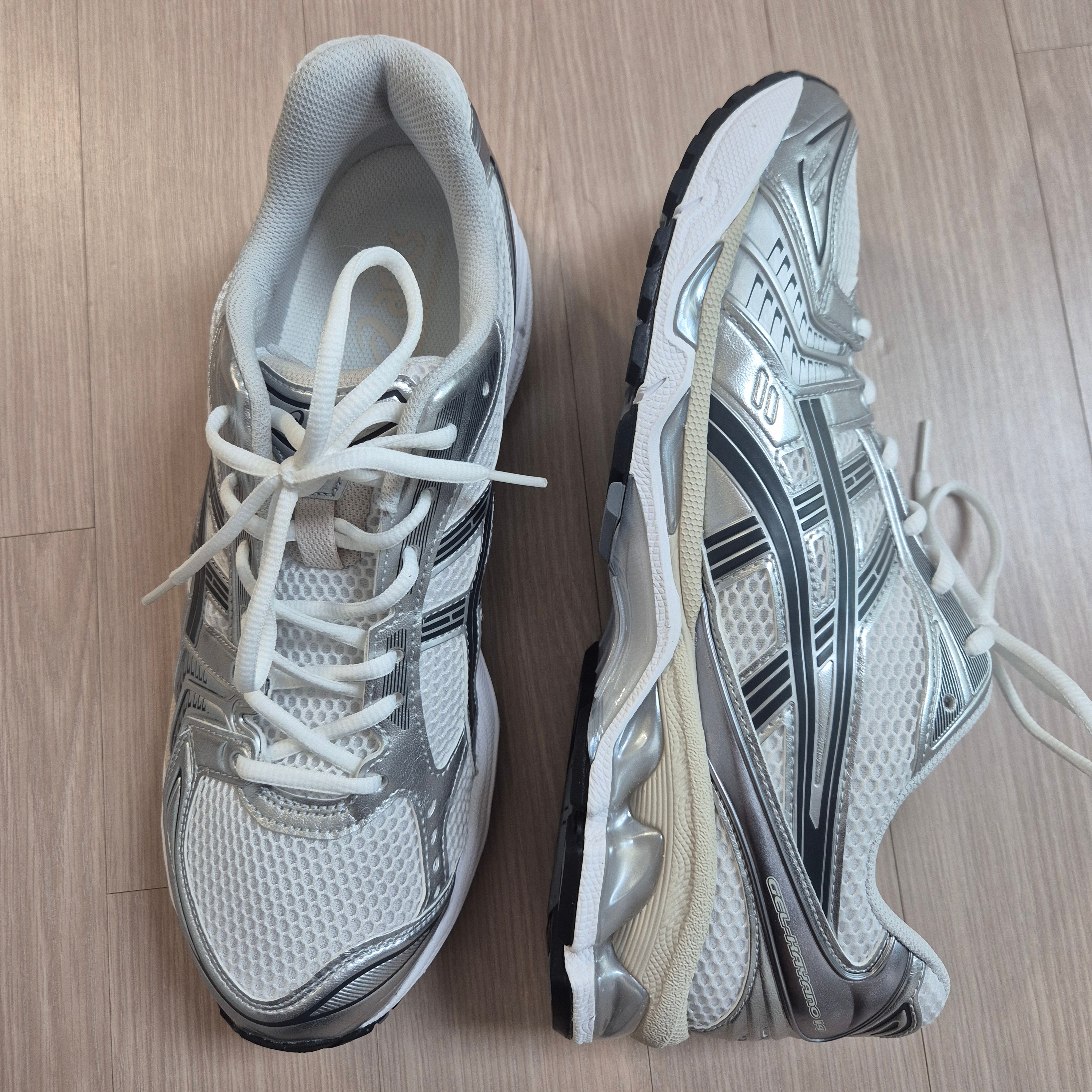 Asics Gel-Kayano 14 White Graphite Grey 착용 스타일 - 5