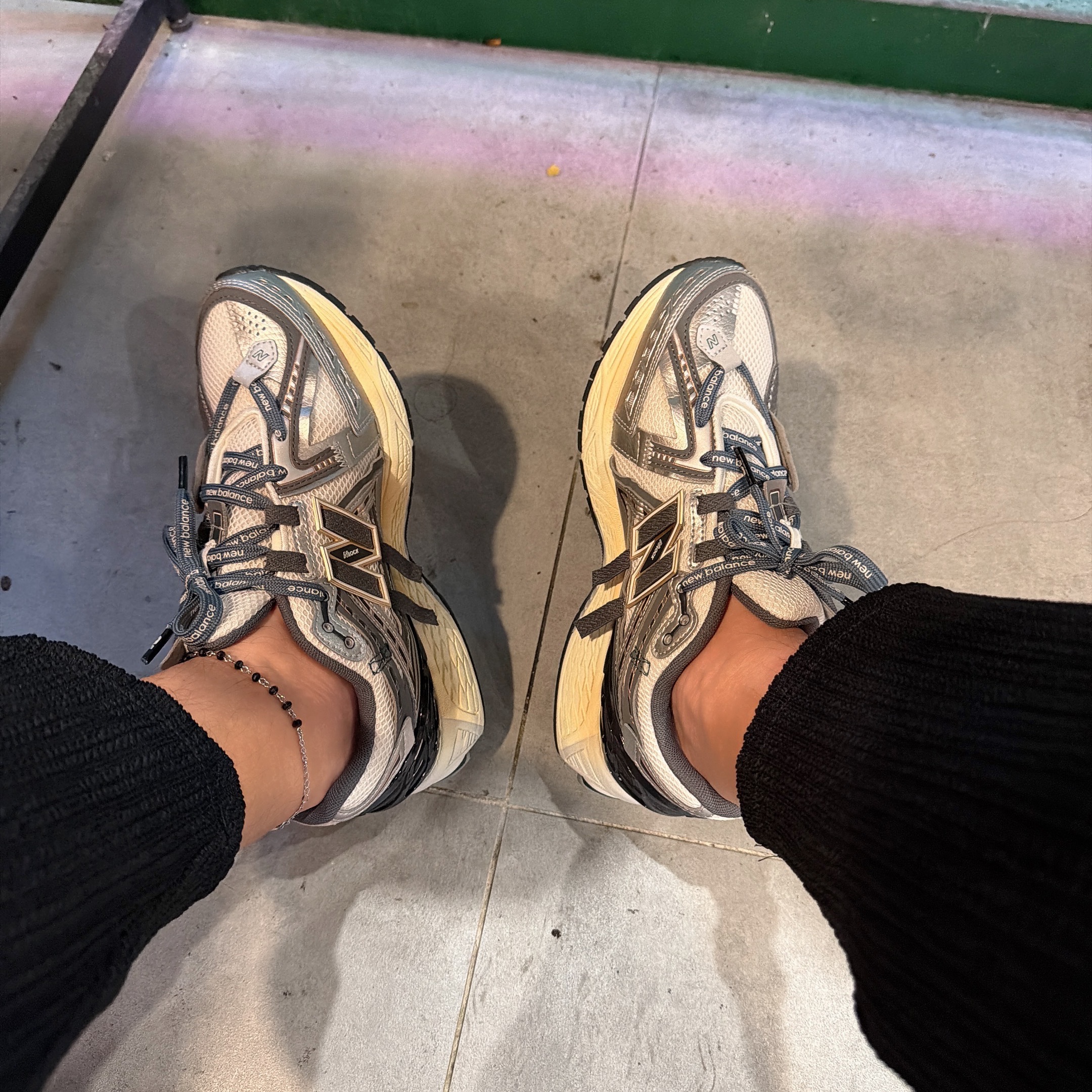 New Balance 1906A Silver Metallic Castlerock 착용 스타일
