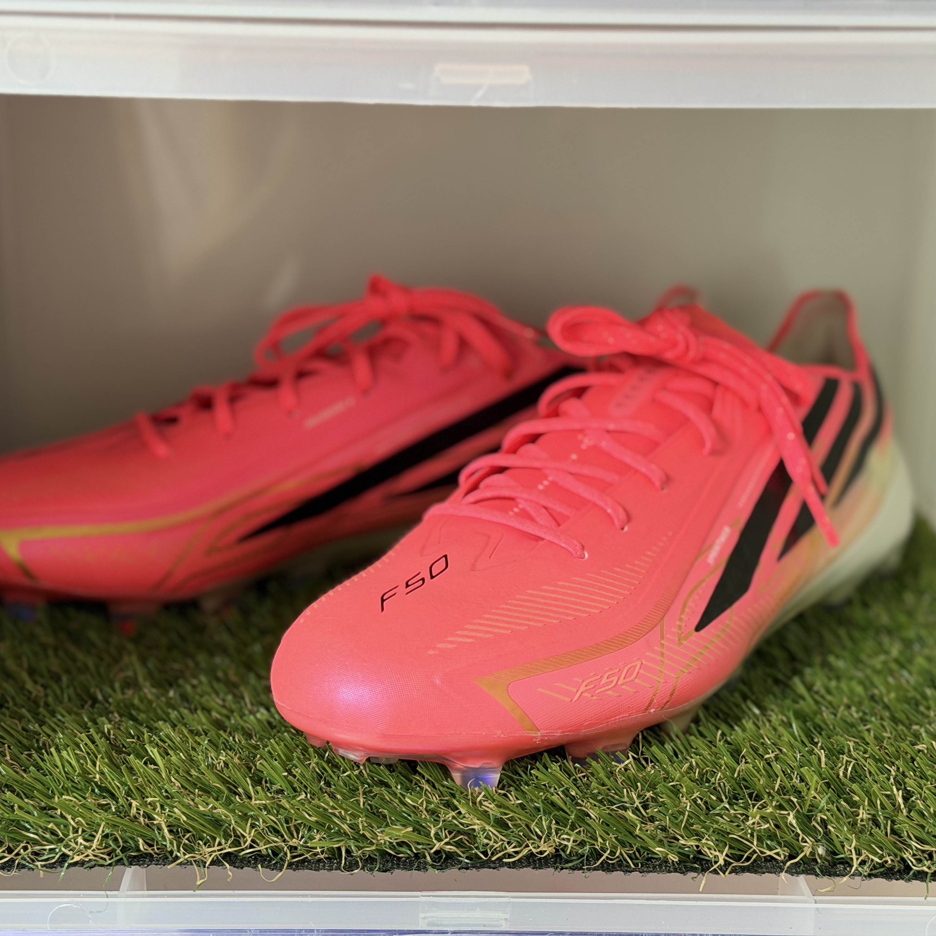 Adidas F50 Hyperfast Elite AG Solar Turbo Core Black 착용 스타일