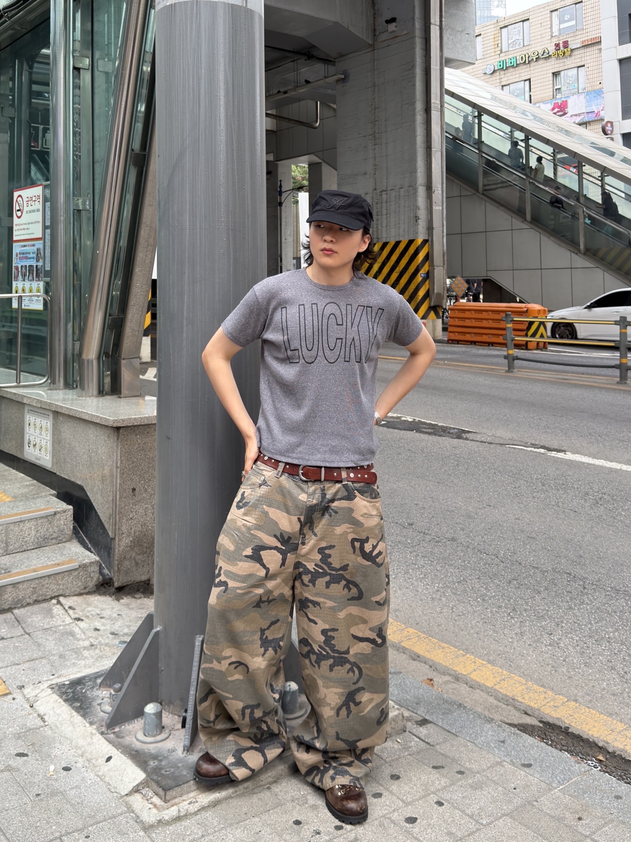 I FEEL LUCKY Lucky Waffle T-Shirt Beige Gray 착용 스타일 - 1
