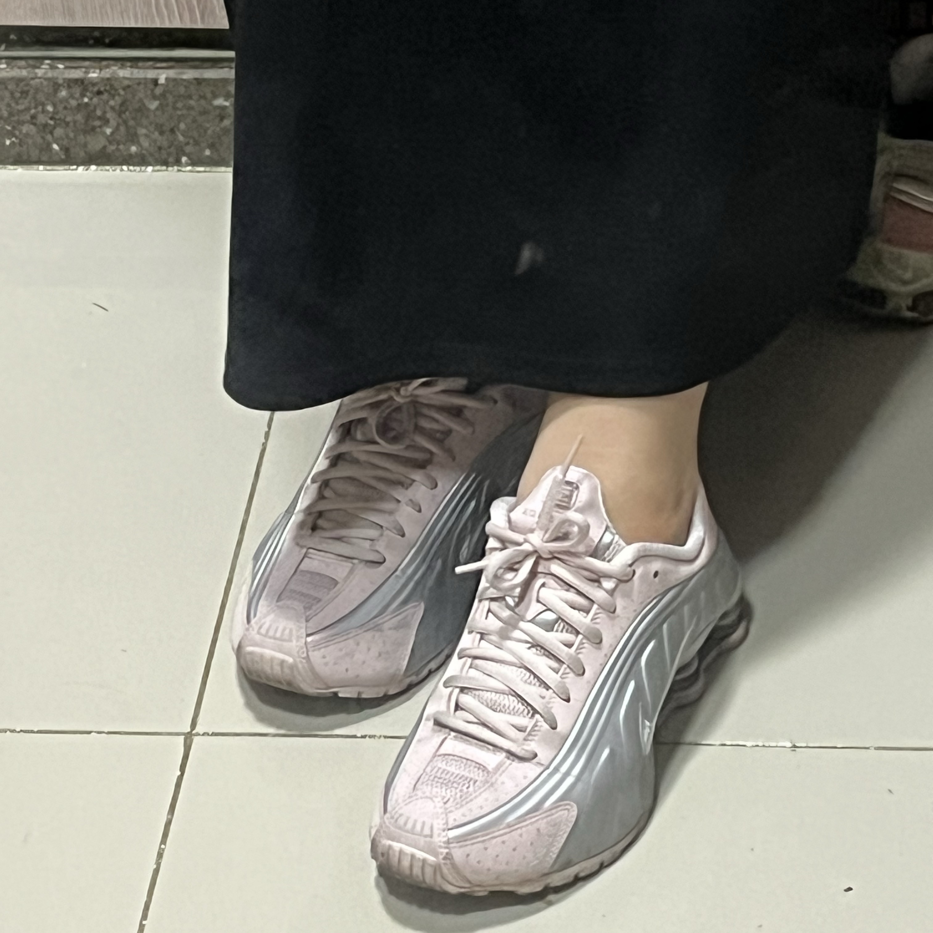 (W) Nike Shox R4 Barely Rose Metallic Platinum 착용 스타일 - 1