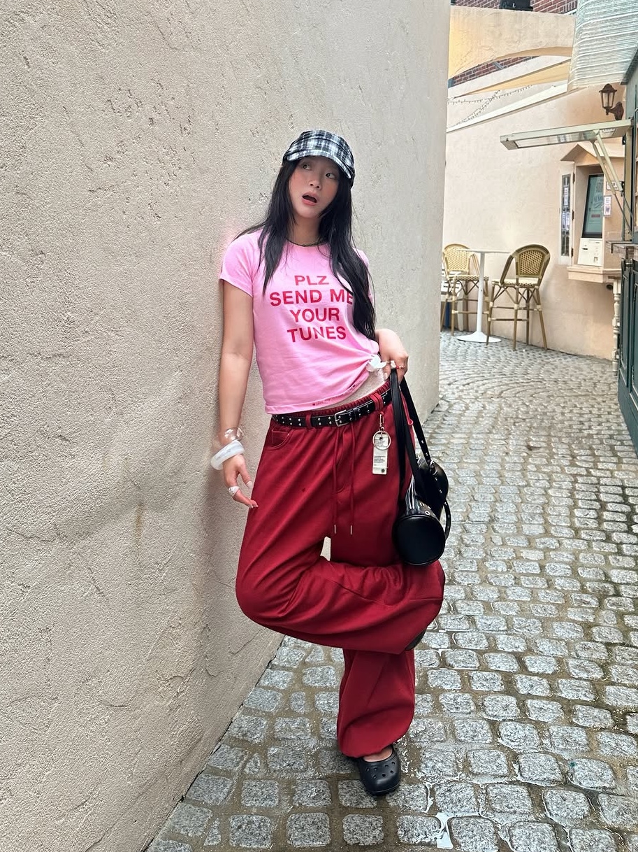 UnsteadyMarket Lettering Tee_Pink 착용 스타일 - 2