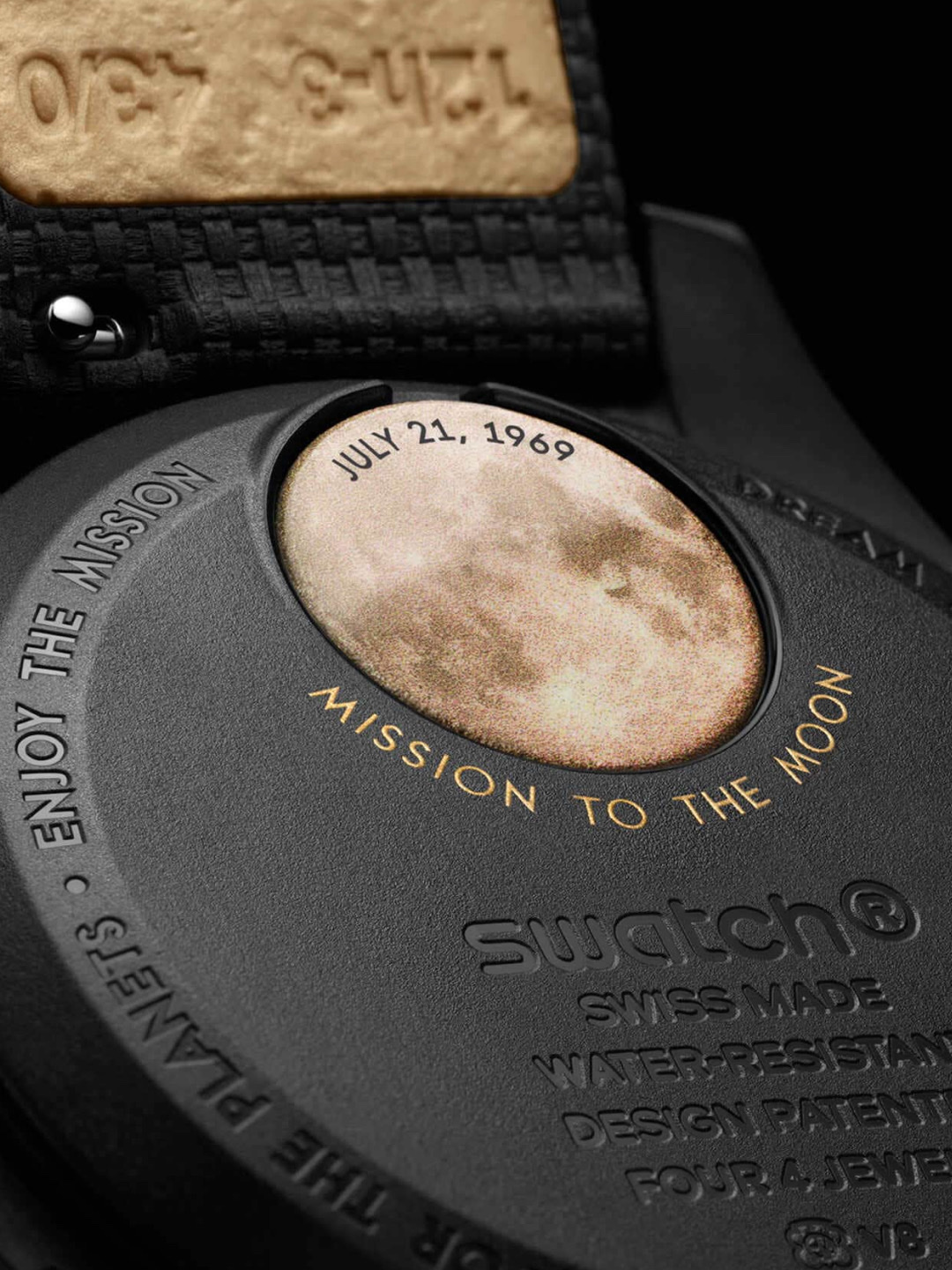 Swatch x Omega Moonswatch Mission To The Moon 1969 42mm Quartz Black Gold 착용 스타일 - 3