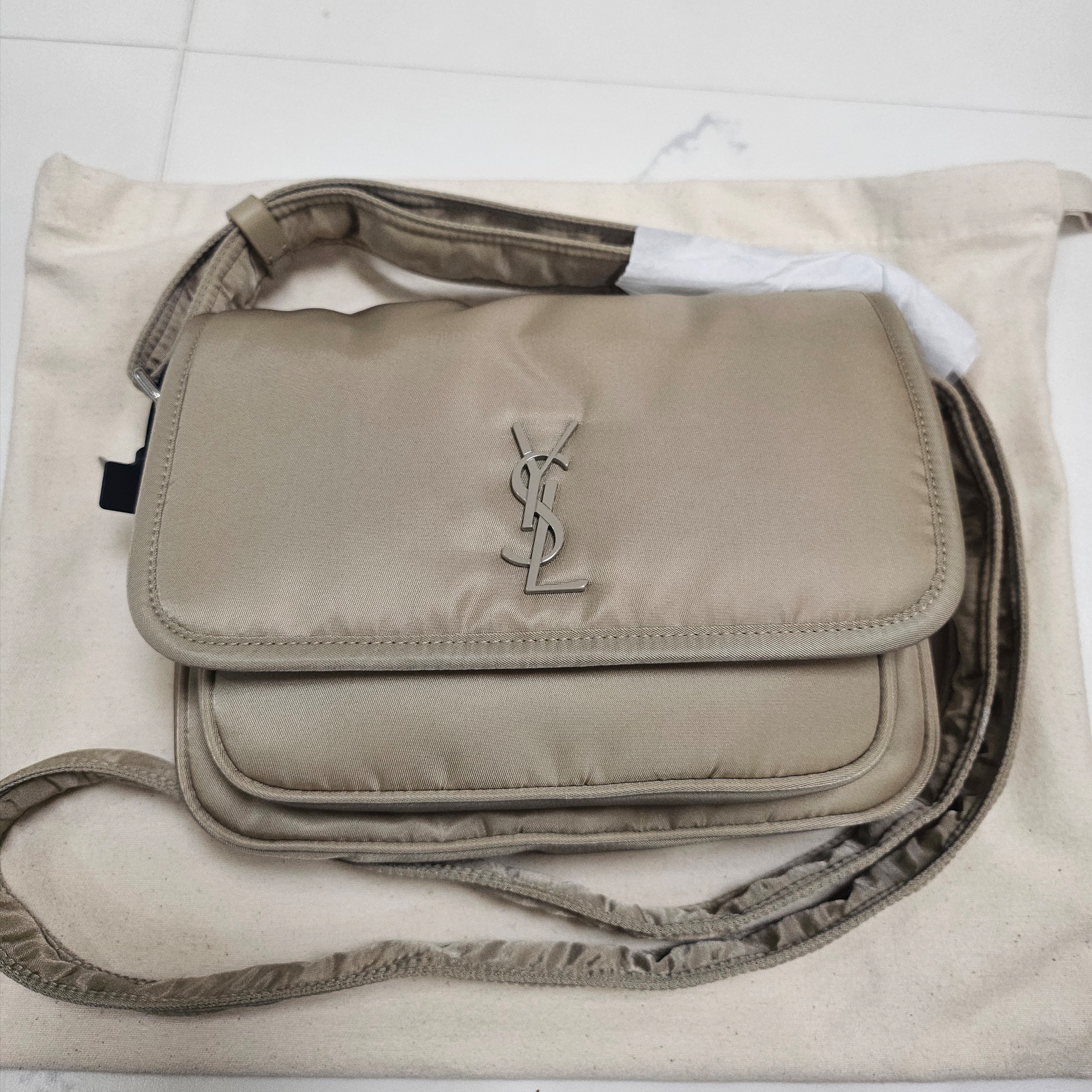 Saint Laurent Niki Small Messenger in Nylon Grey Hay 착용 스타일 - 1