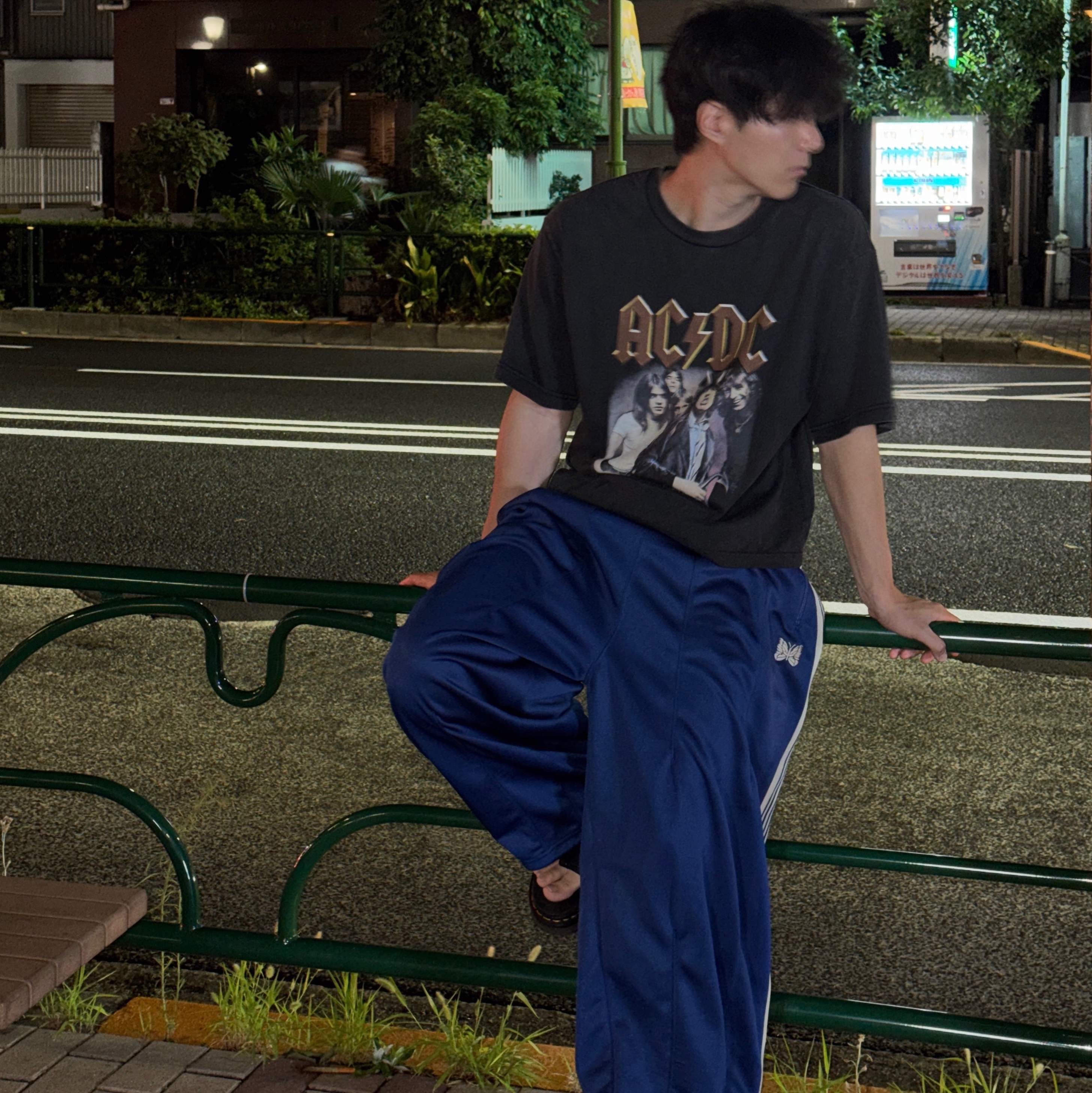 Needles x Beaver H.D. Track Pants Poly Smooth Royal, Dr. Martens Myles Sandal Black 착용 스타일