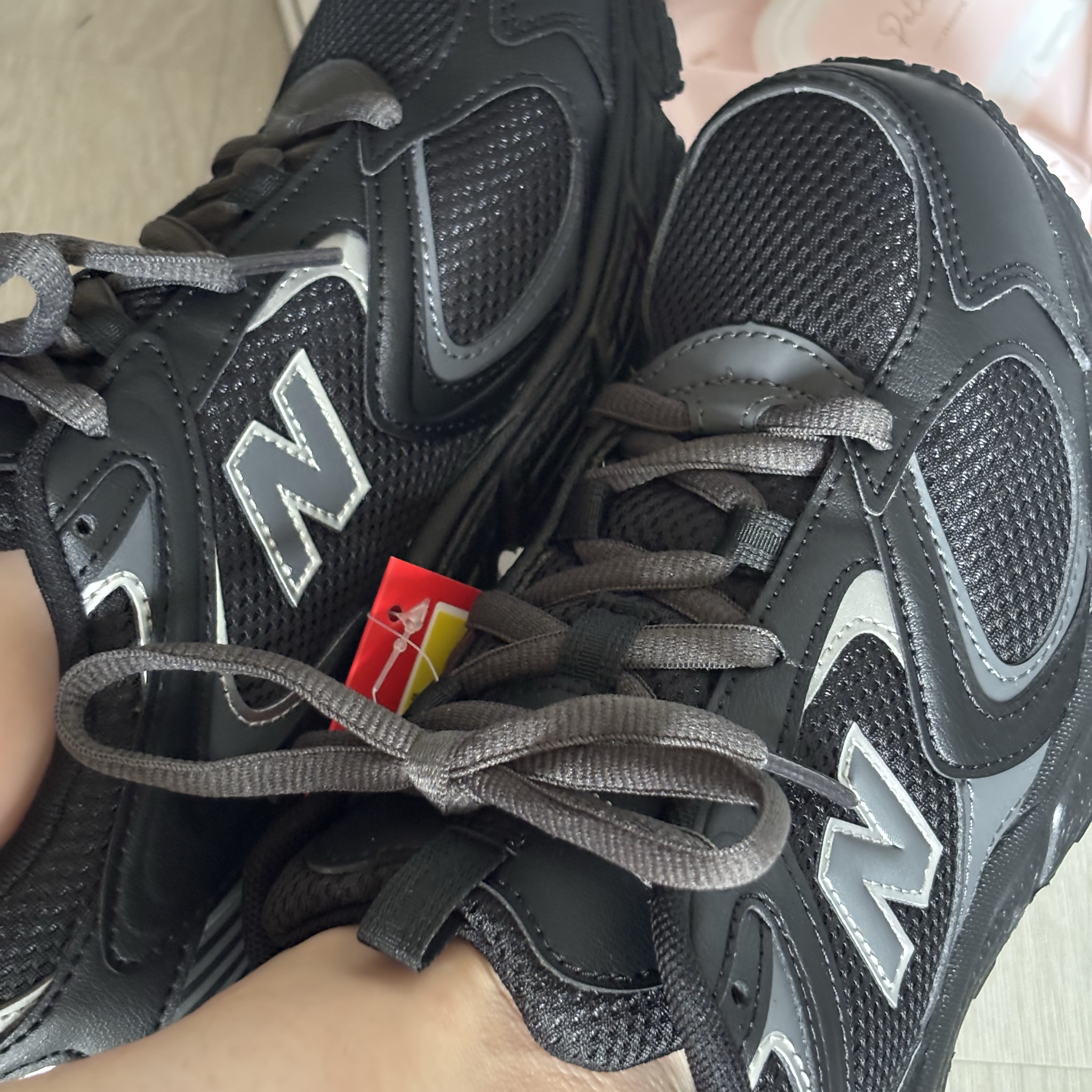 New Balance 408 Black 착용 스타일 - 2