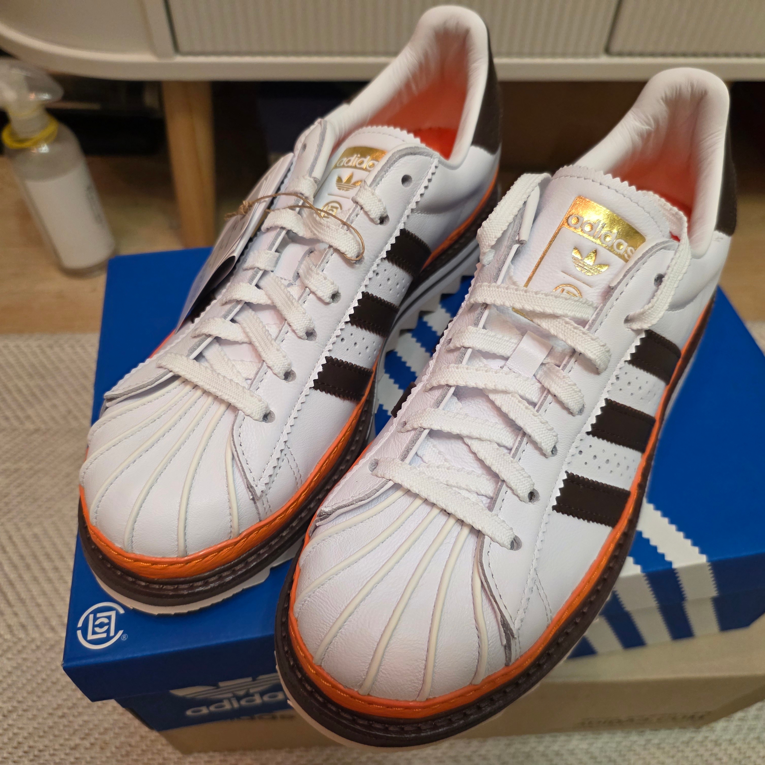 Adidas x Clot Superstar Footwear White Coffee 착용 스타일 - 2