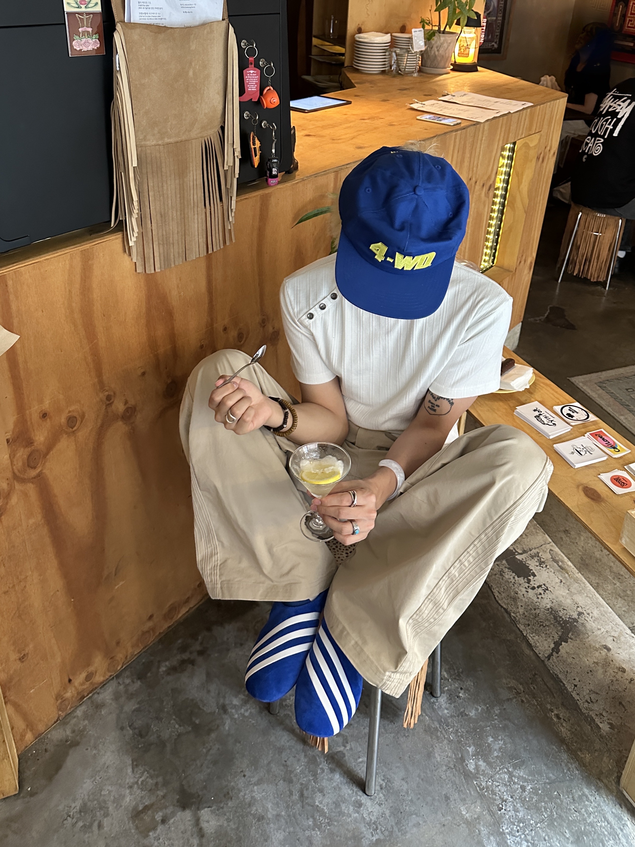 Adidas x Pharrell Williams Virginia Vario Flat Earther Blue Cloud White 착용 스타일 - 2