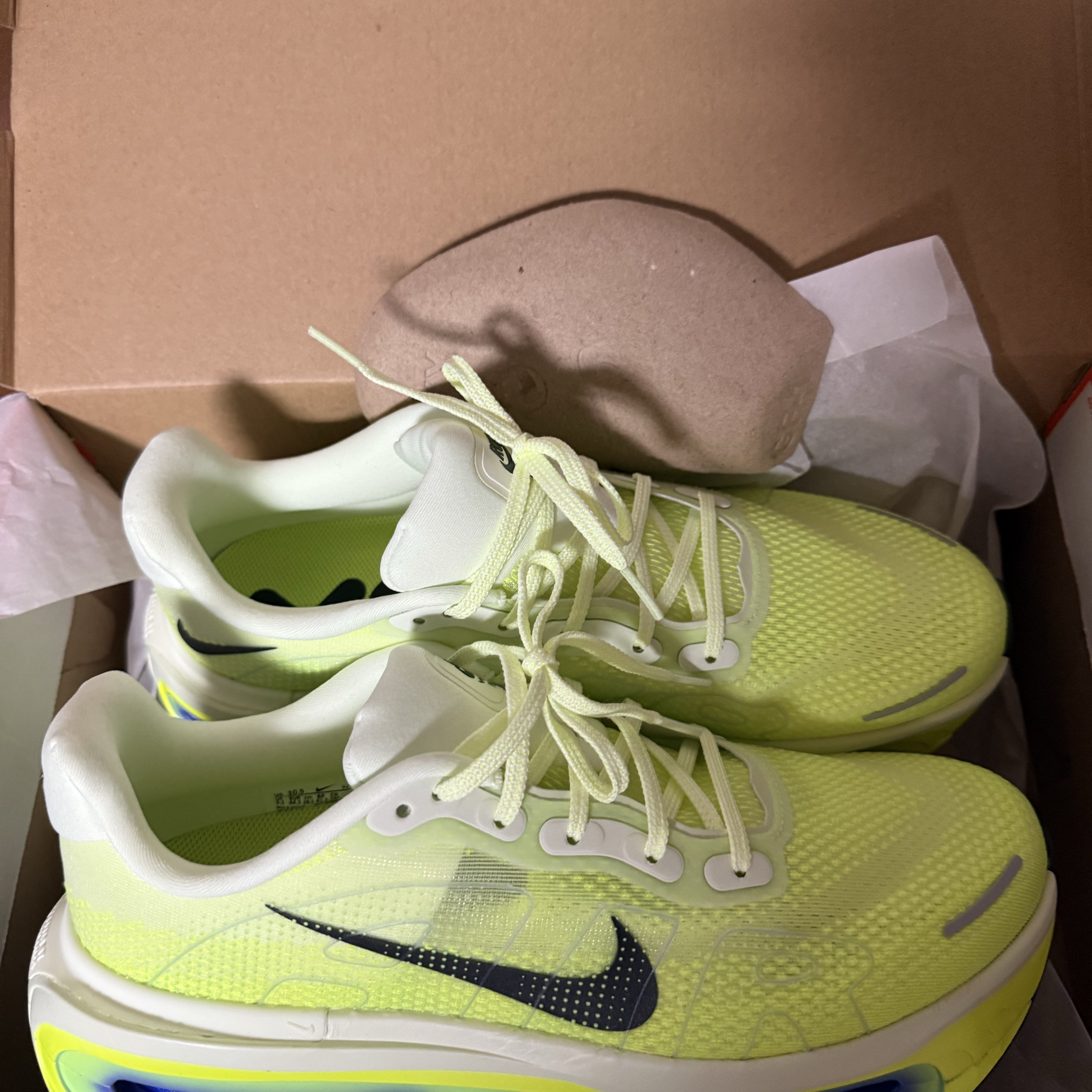 Nike Vomero Premium Volt Tint Sapphire 착용 스타일