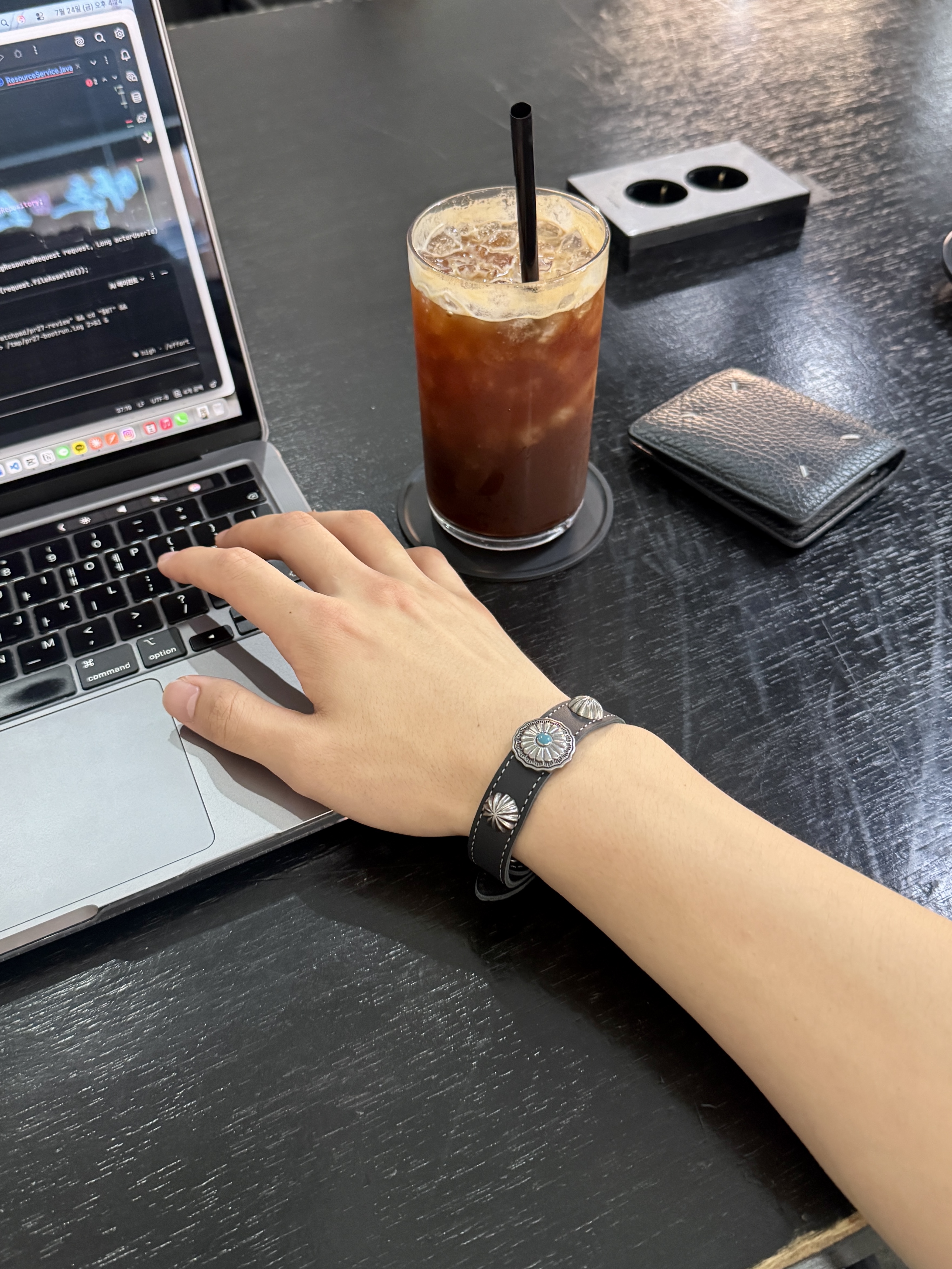 Ogarp Cow Leather Stud Bracelet Black 착용 스타일 - 4