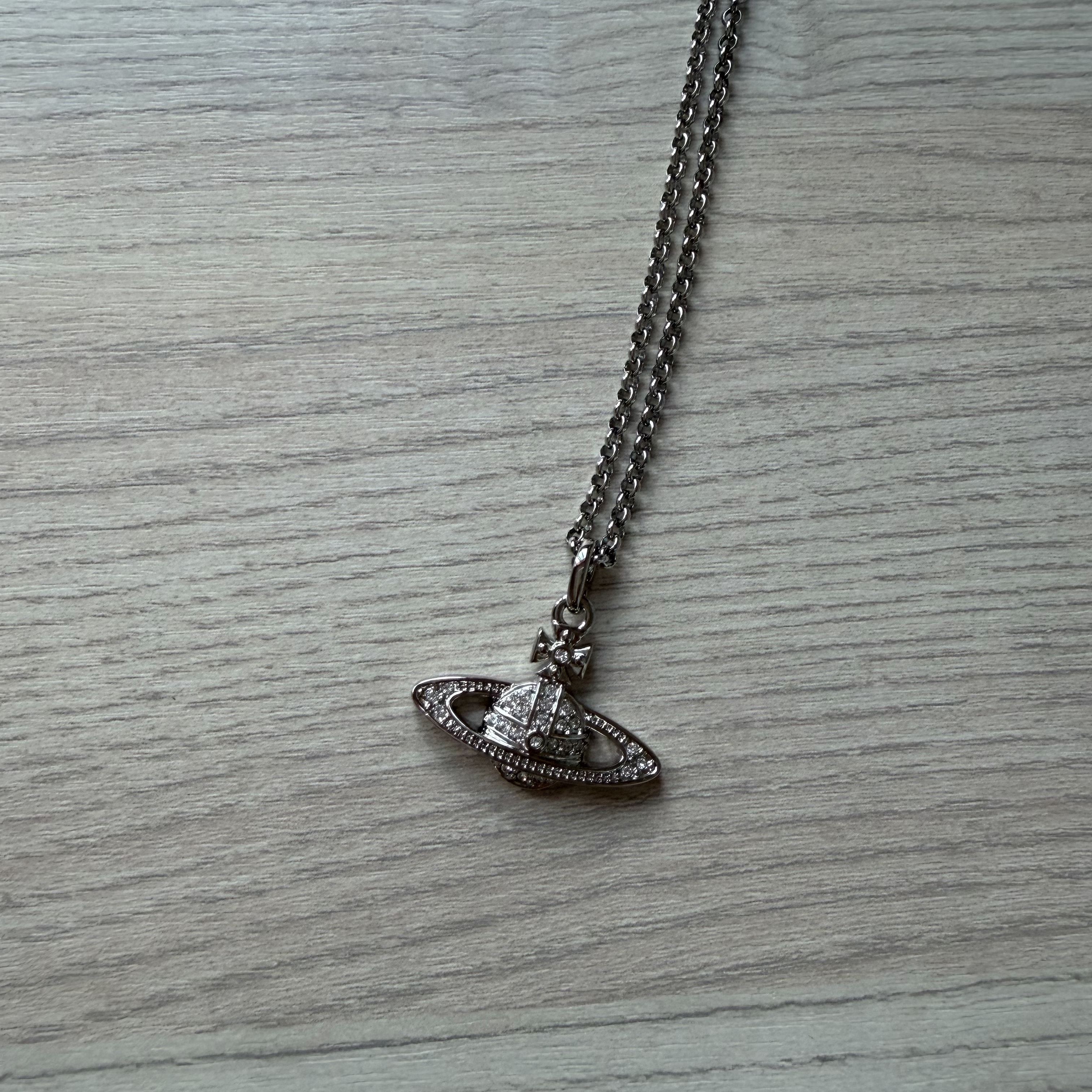 Vivienne Westwood Mini Bas Relief Pendant Silver 착용 스타일