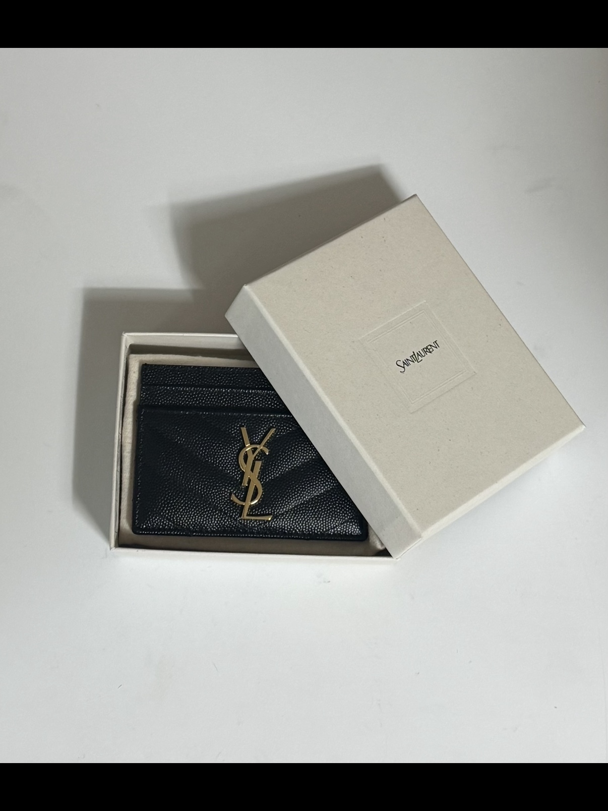 Saint Laurent Cassandre Matelasse Card Case in Grain De Poudre Embossed Leather Black 착용 스타일