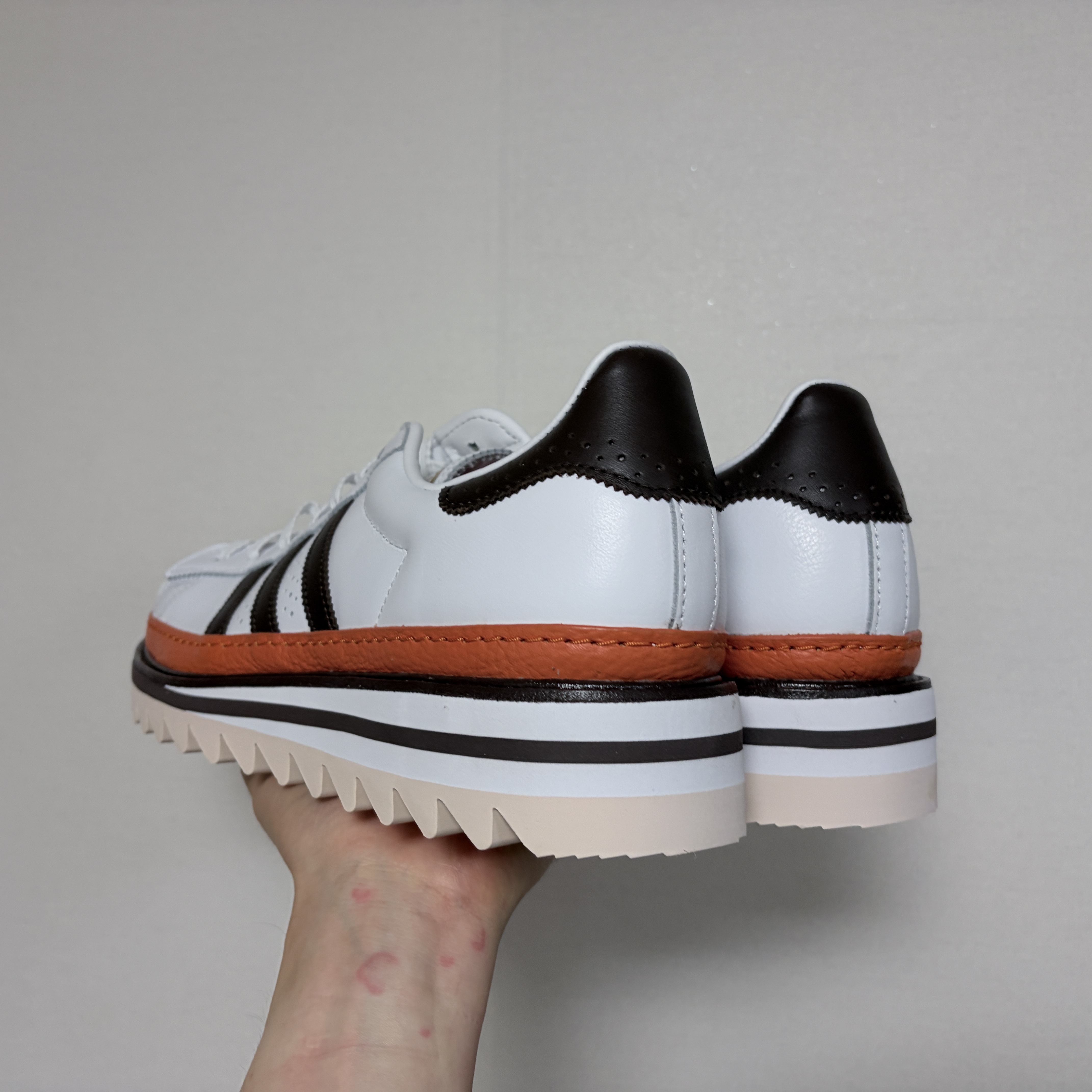 Adidas x Clot Superstar Footwear White Coffee 착용 스타일 - 3