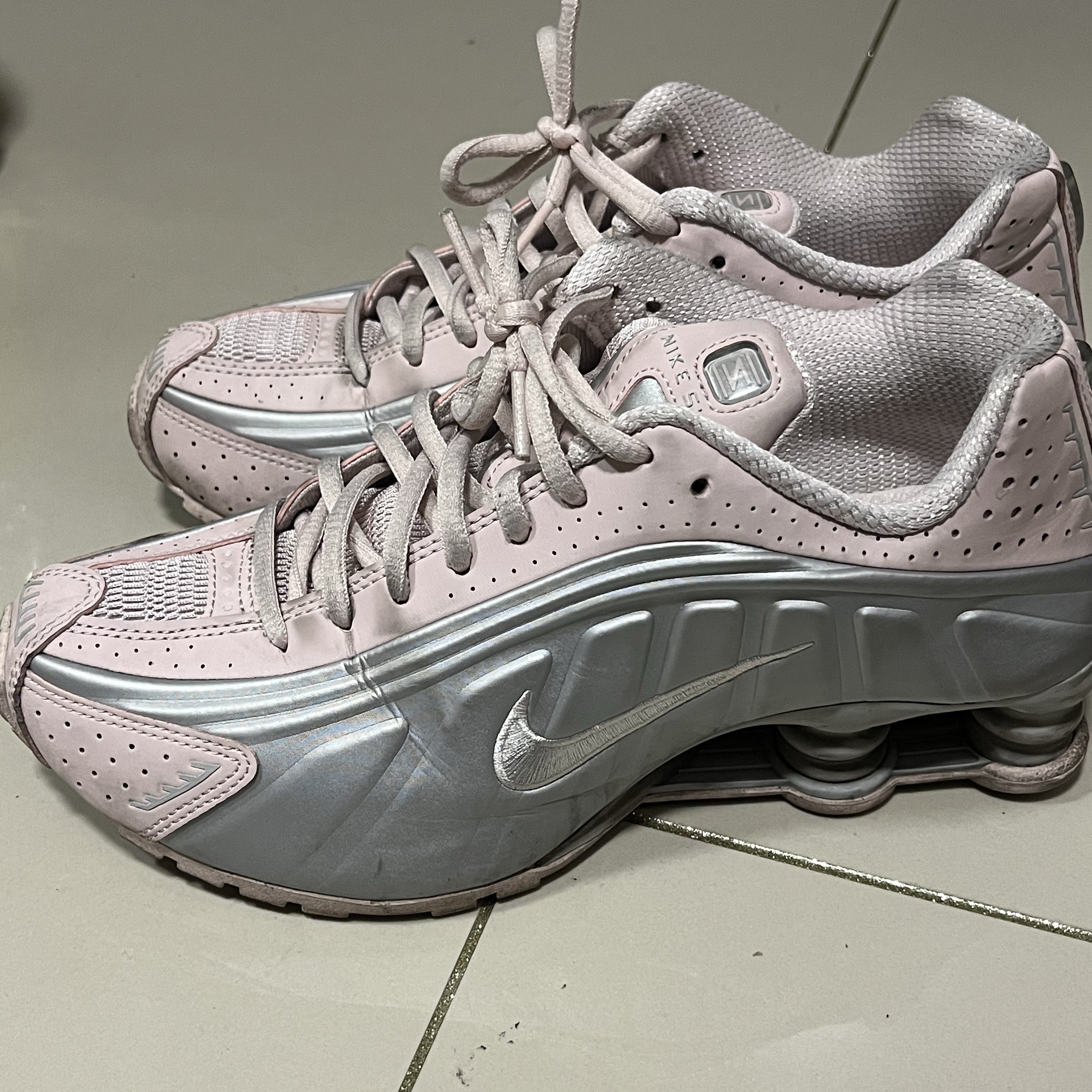 (W) Nike Shox R4 Barely Rose Metallic Platinum 착용 스타일 - 2