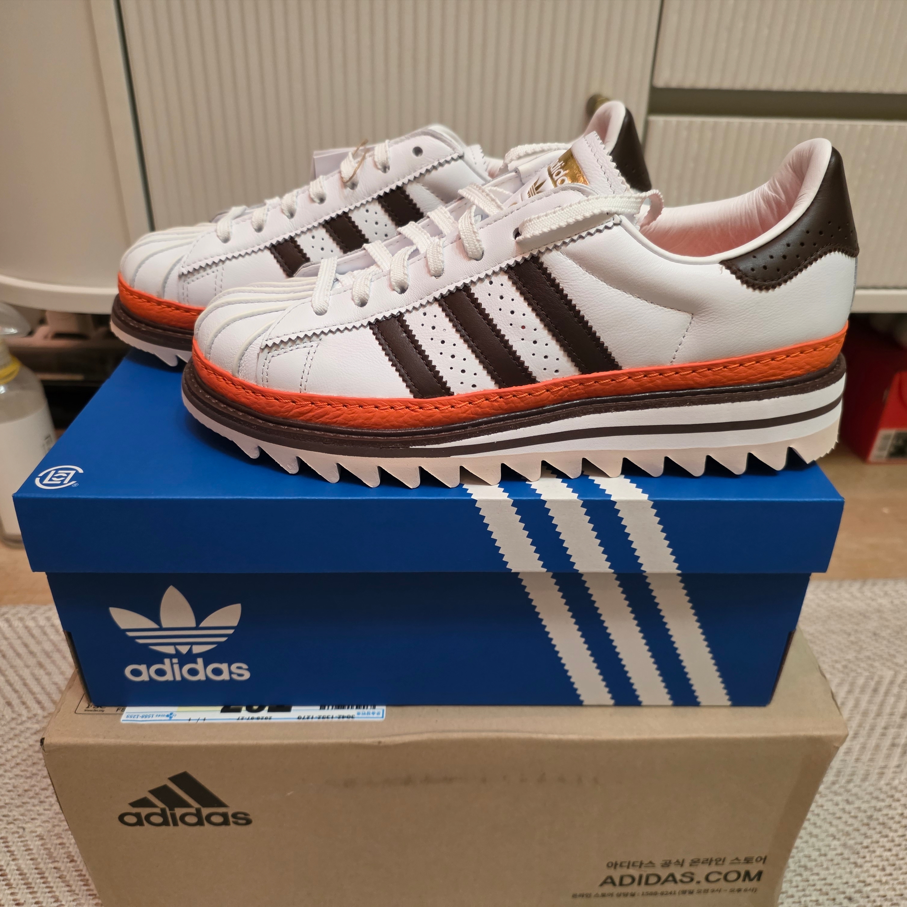 Adidas x Clot Superstar Footwear White Coffee 착용 스타일 - 1