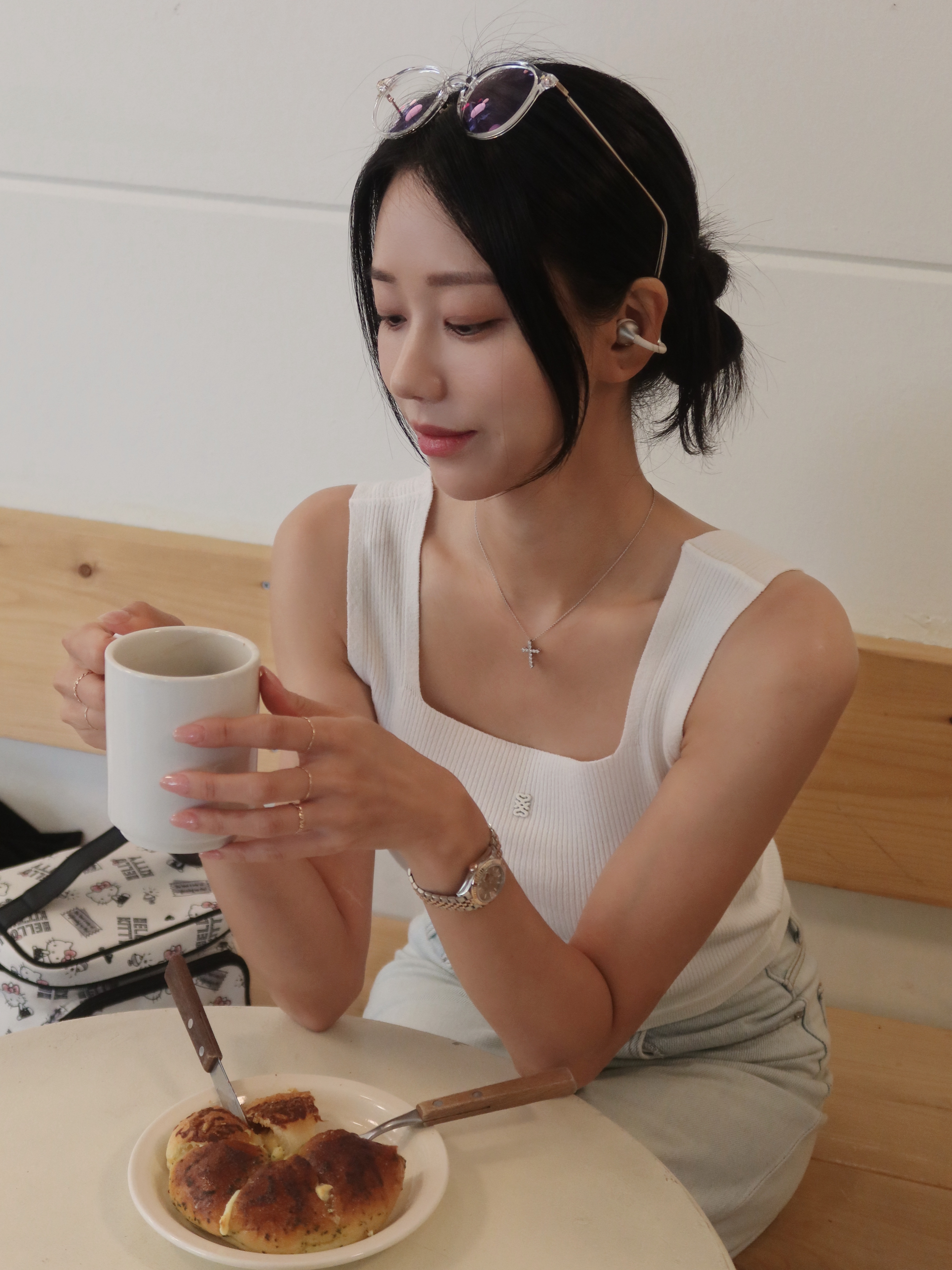 Edifier Comfo Bass Open-Ear Bluetooth Earbuds - Silver 착용 스타일 - 1