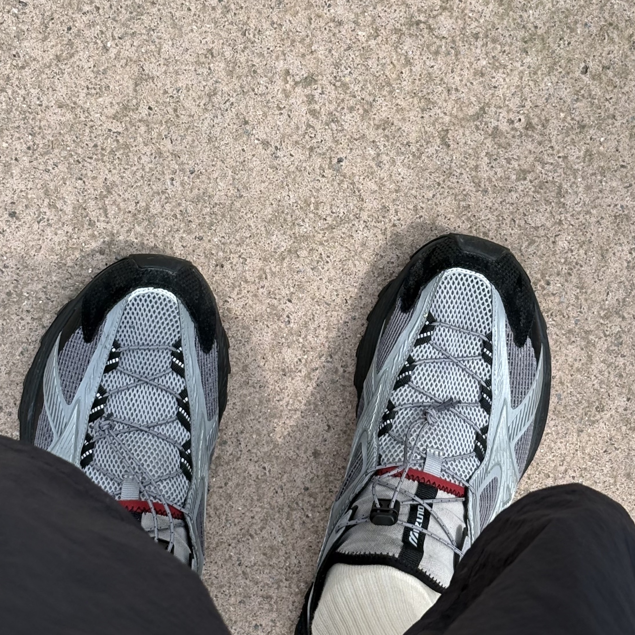 Mizuno Racer Trail SE V2 Gorpcore Silver Black 착용 스타일