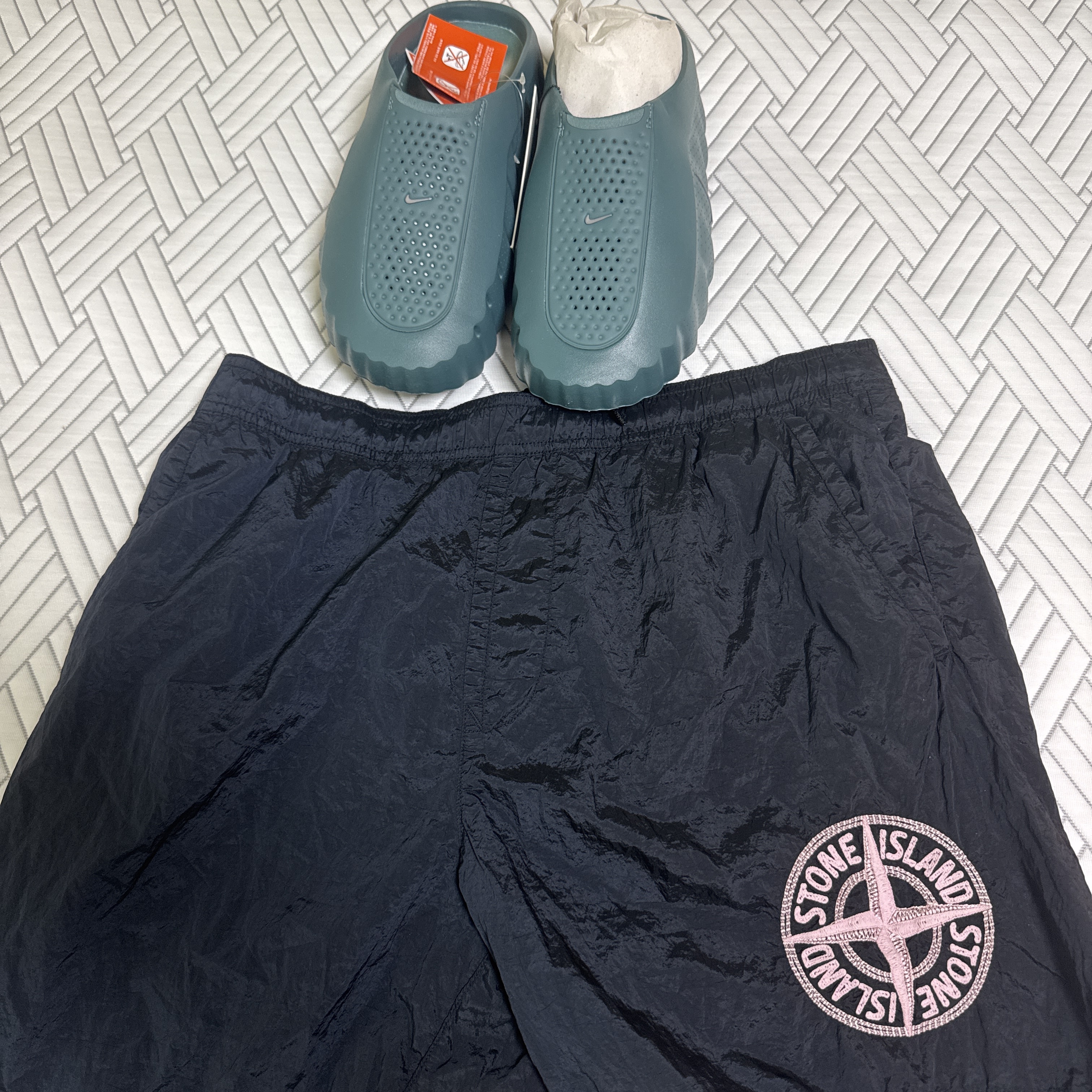 Nike Mind 001 Mineral Slate Metallic Platinum, Stone Island B0948 Stitches Five Embroidery Nylon Metal In Econyl Regenerated Nylon Swimming Trunk Navy Blue - 23SS 착용 스타일