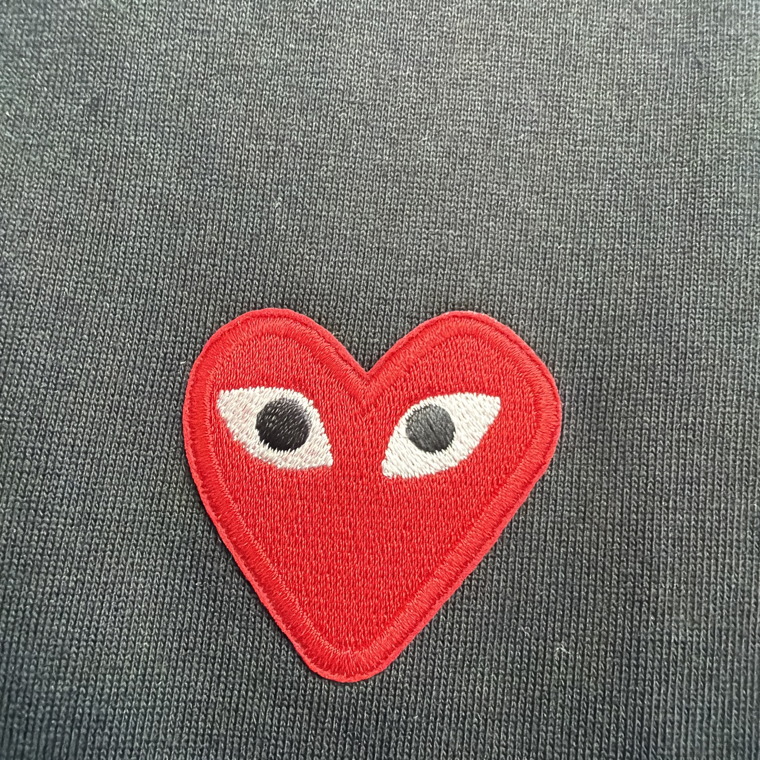 Play Comme des Garcons Red Heart T-Shirt Black 착용 스타일