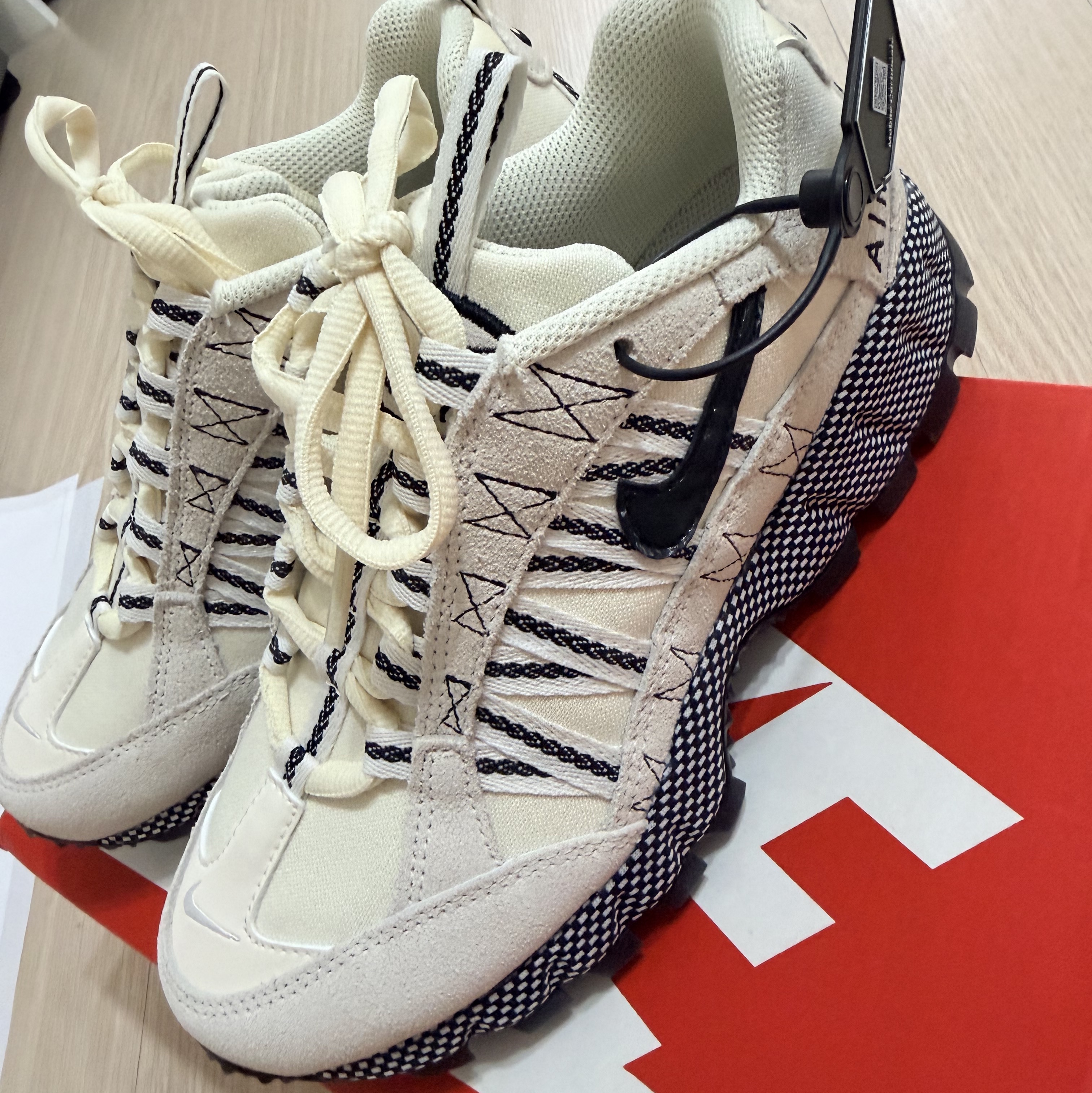 (W) Nike Air Humara Pale Ivory Black 착용 스타일