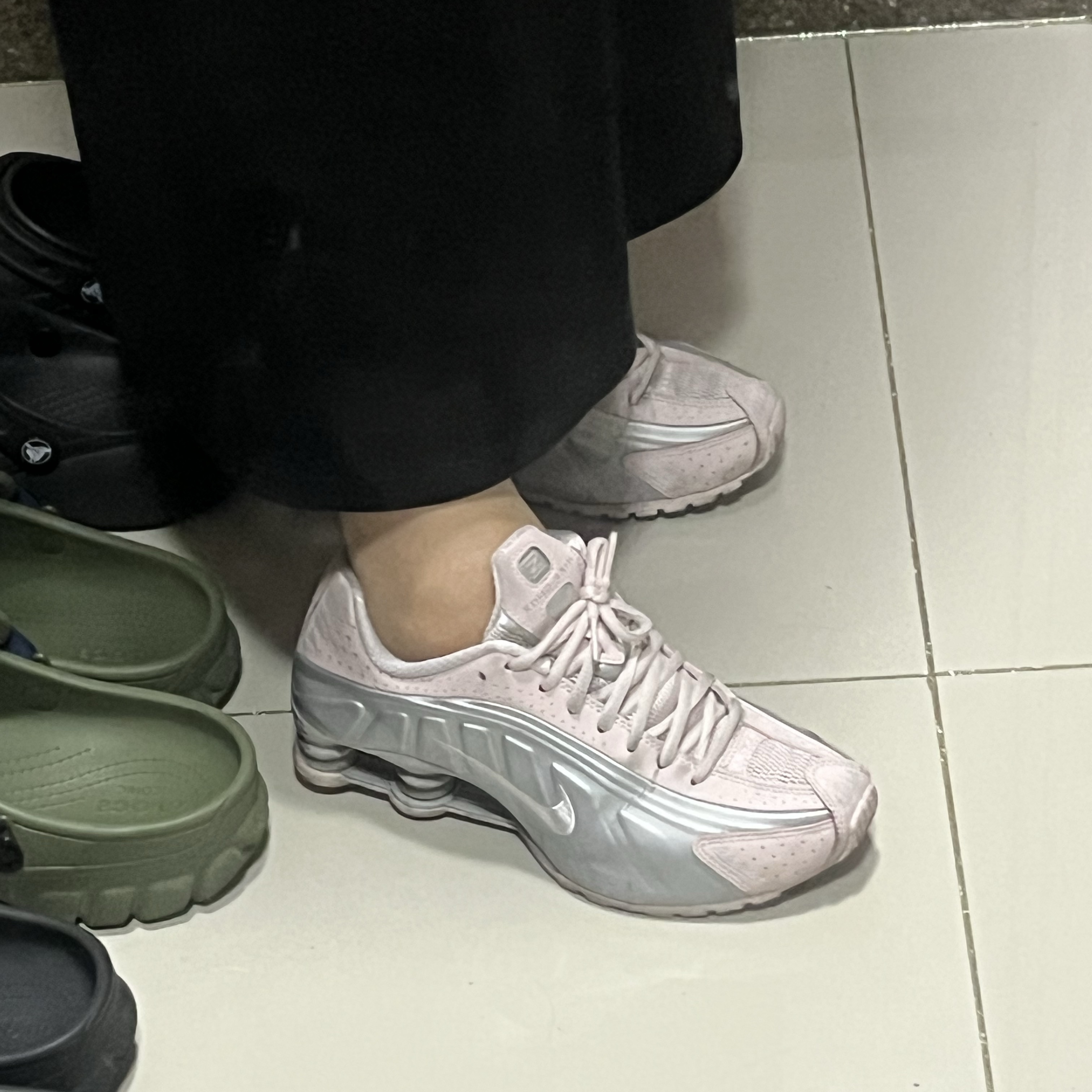 (W) Nike Shox R4 Barely Rose Metallic Platinum 착용 스타일 - 3