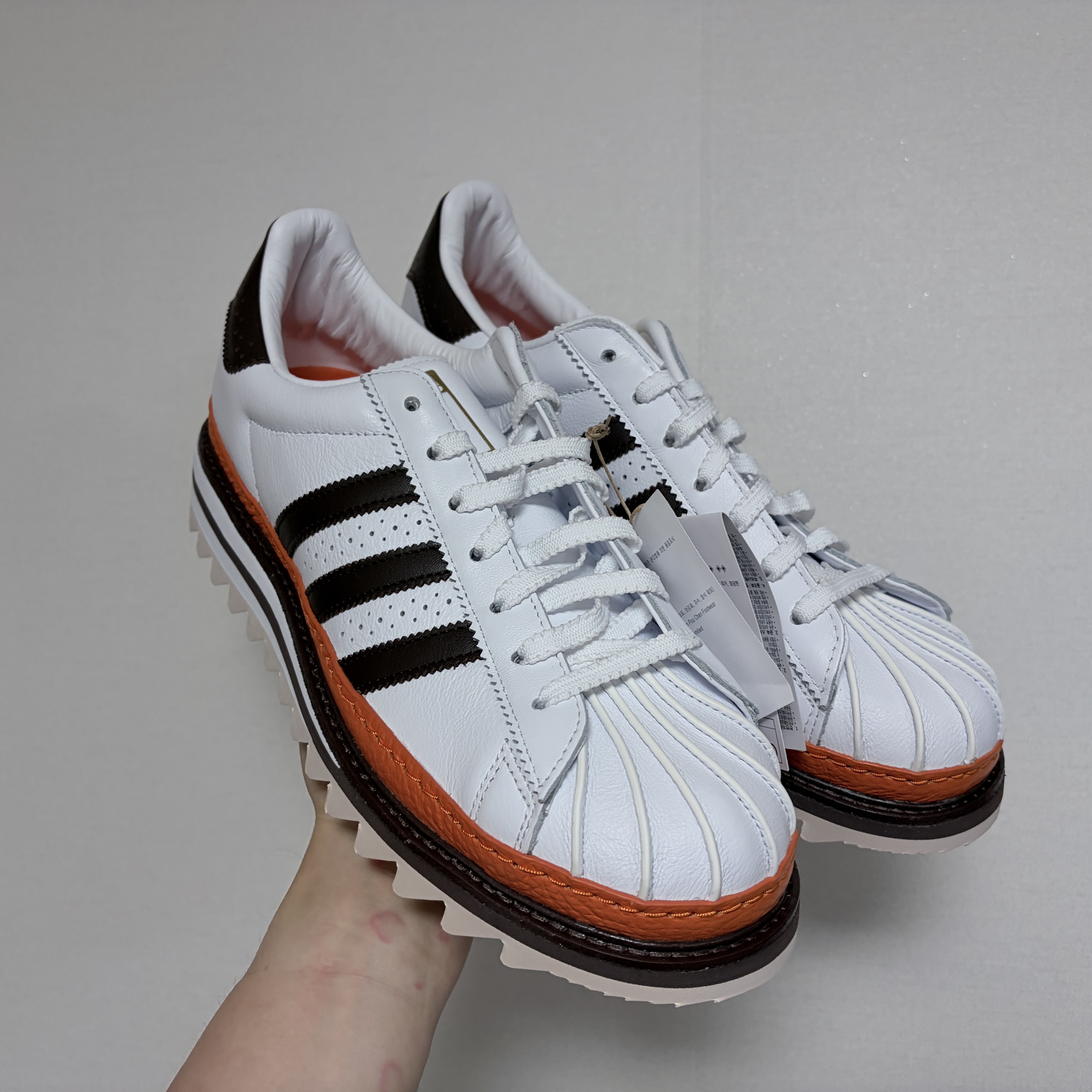 Adidas x Clot Superstar Footwear White Coffee 착용 스타일 - 2