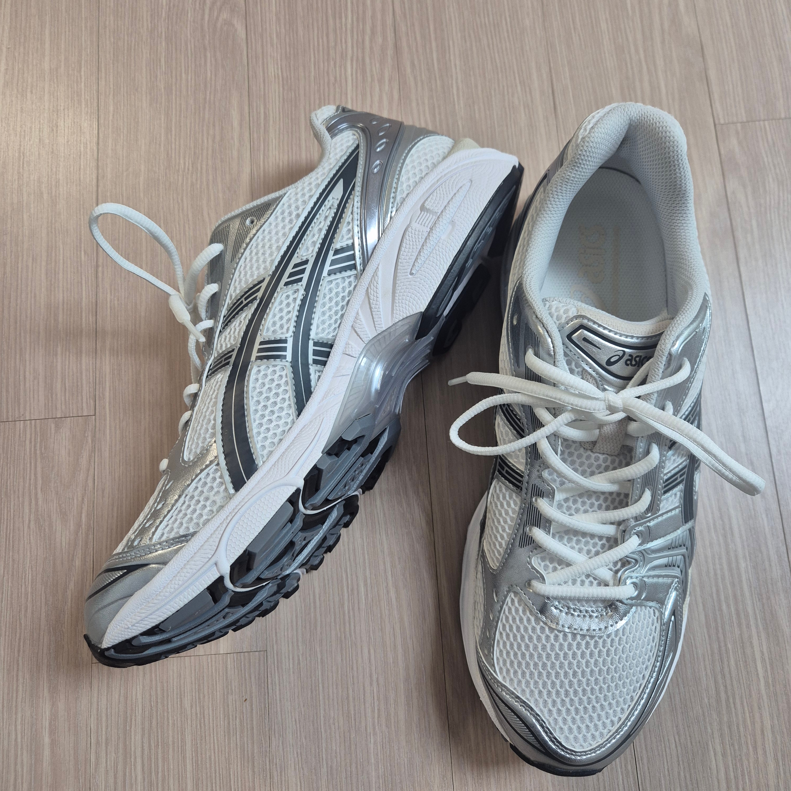 Asics Gel-Kayano 14 White Graphite Grey 착용 스타일 - 4